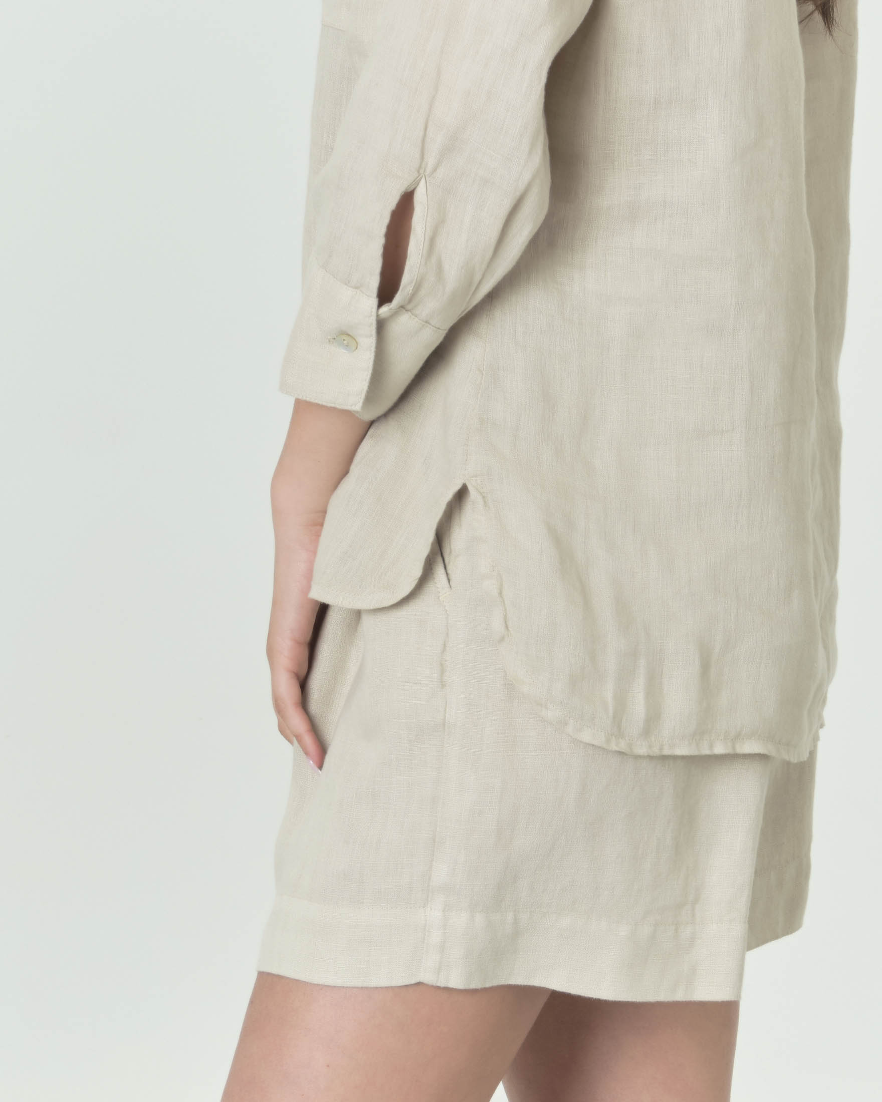 Camicia beige in lino con apertura a V e doppio taschino sul petto image