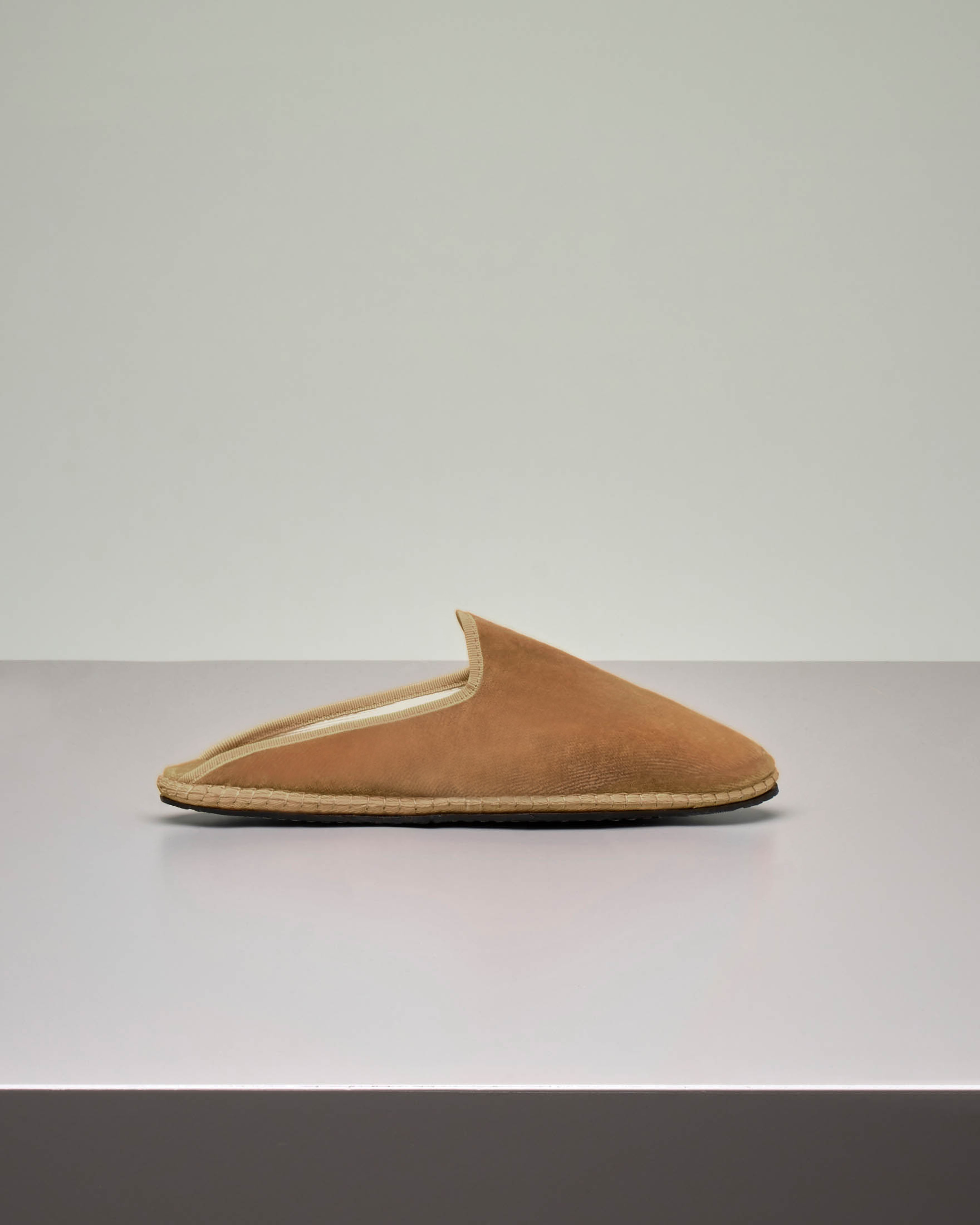 Friulane modello sabot in velluto color nocciola