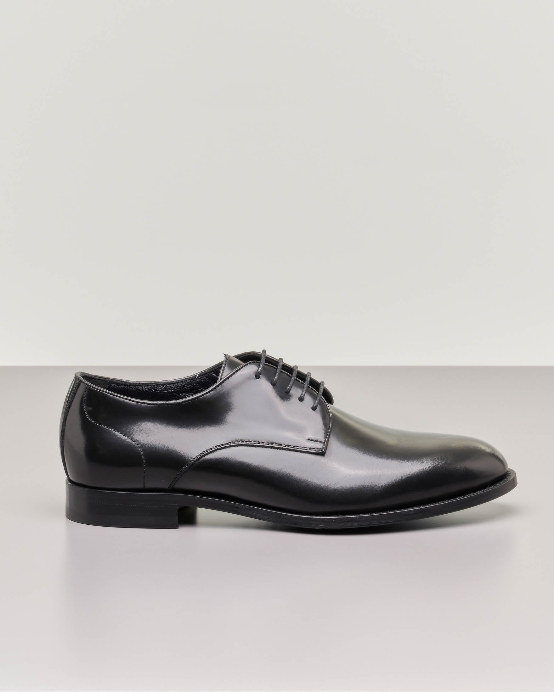 Scarpa derby nera in pelle