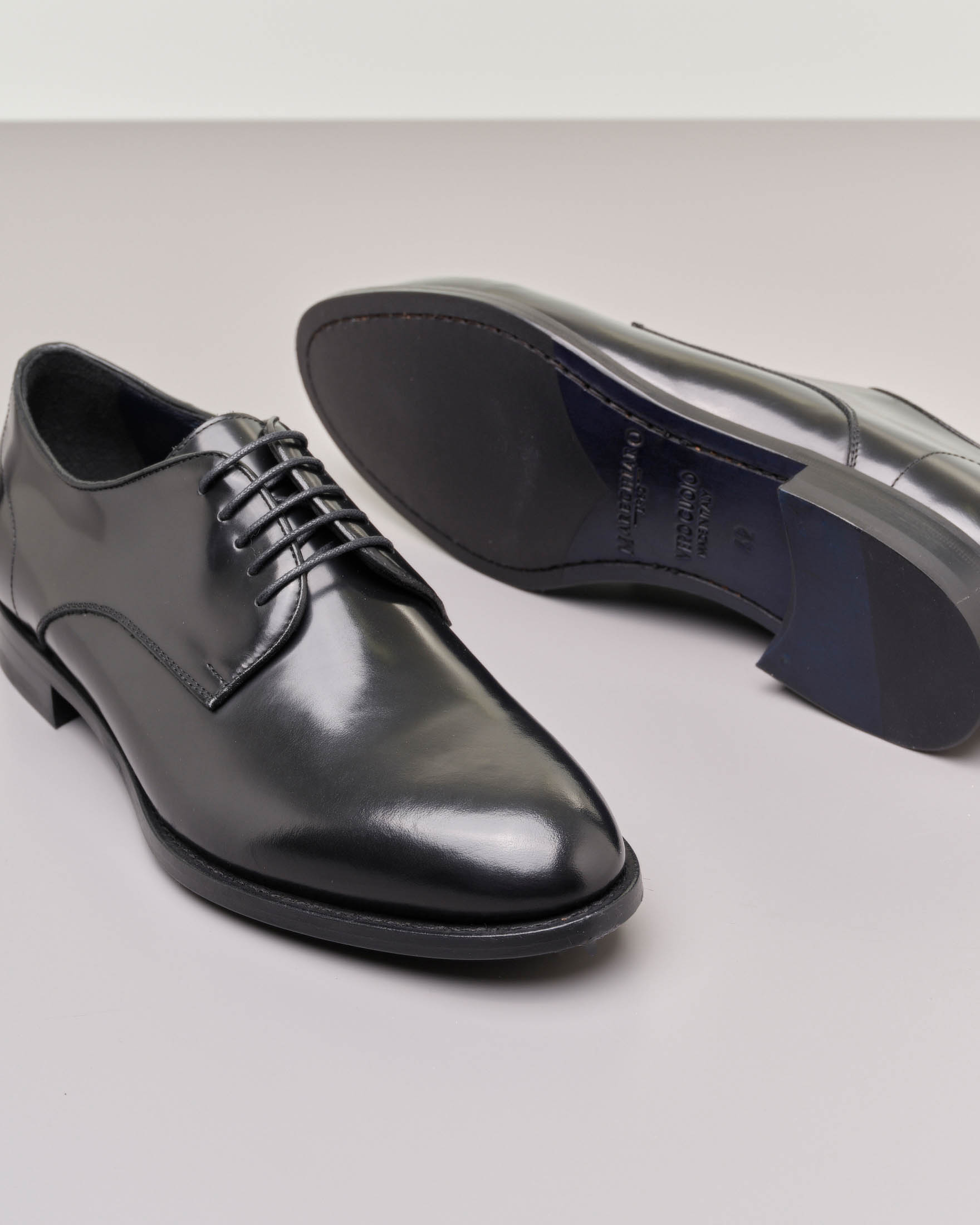 Scarpa derby nera in pelle image