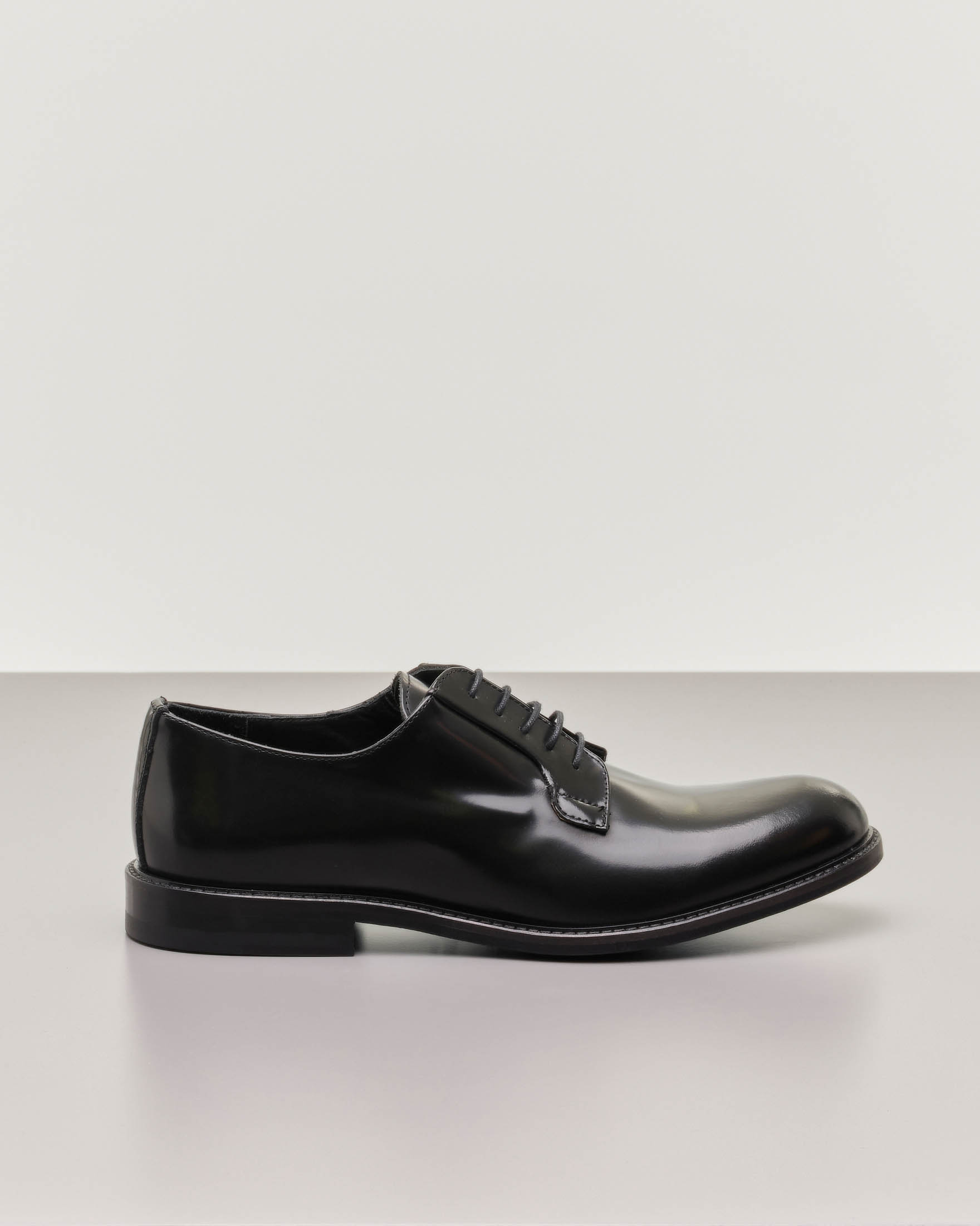 Scarpa derby nera in pelle lucida