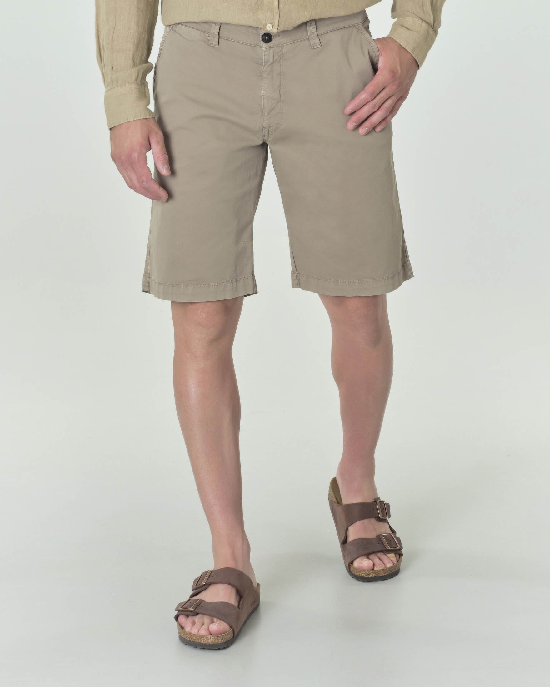 Bermuda chino color tortora in gabardina di cotone stretch