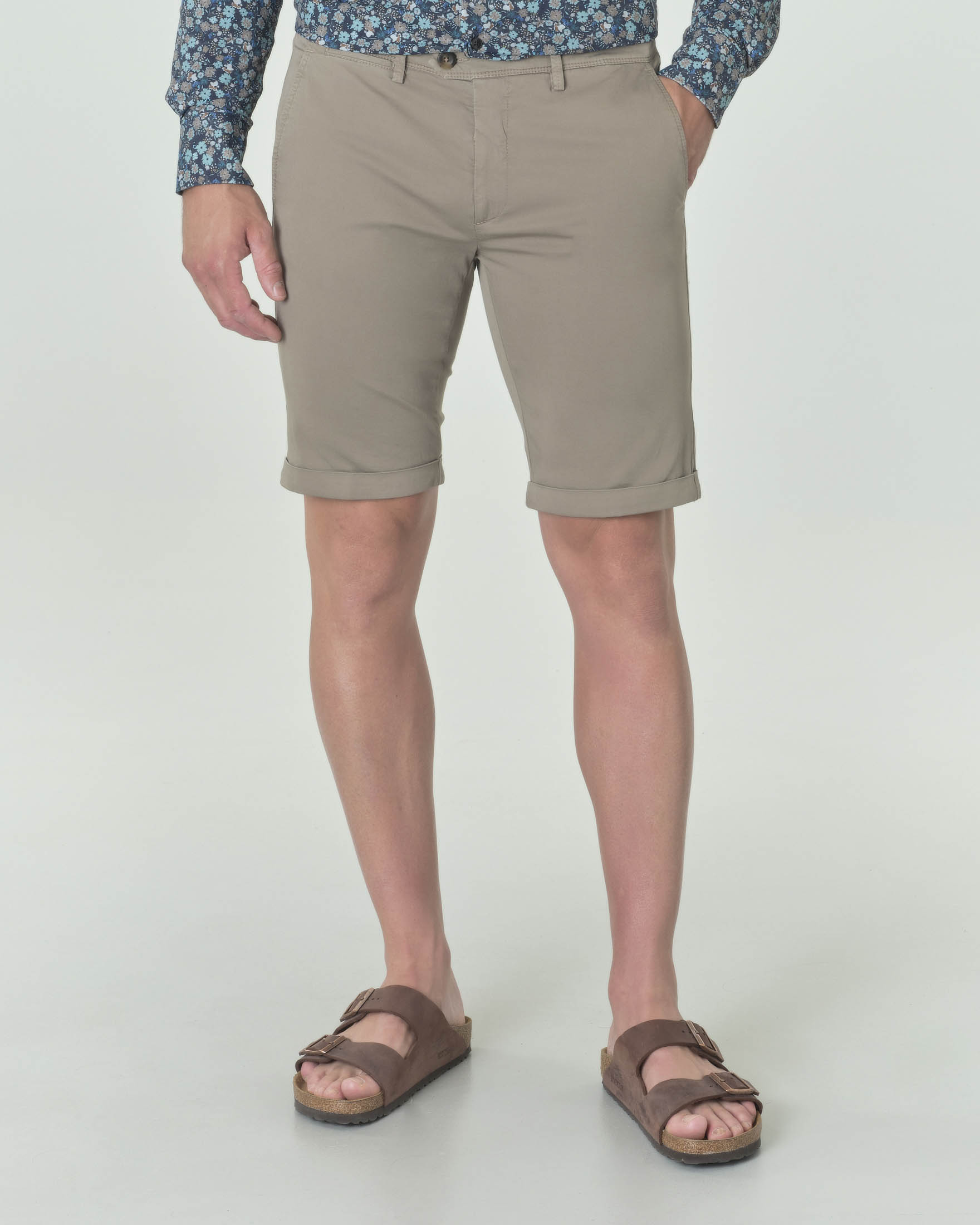 Bermuda chino color tortora in gabardina di cotone stretch