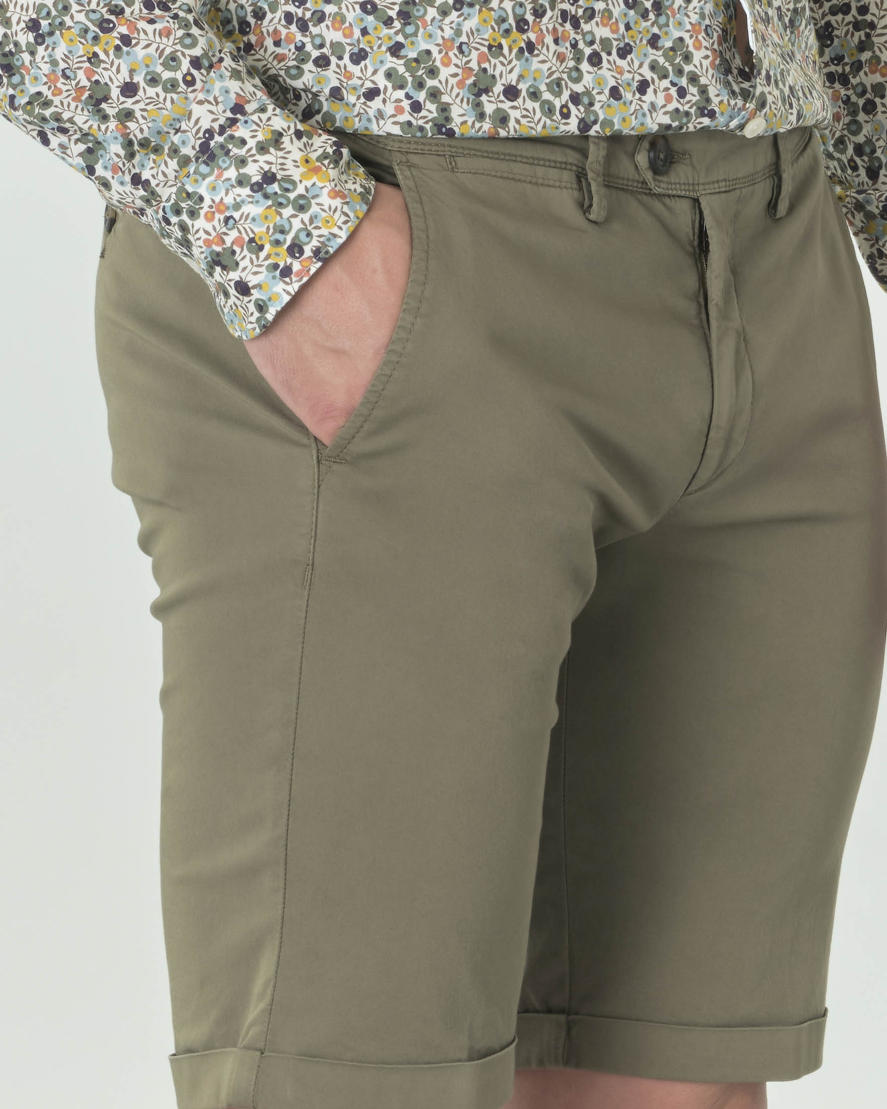 Bermuda chino verde salvia in gabardina di cotone stretch