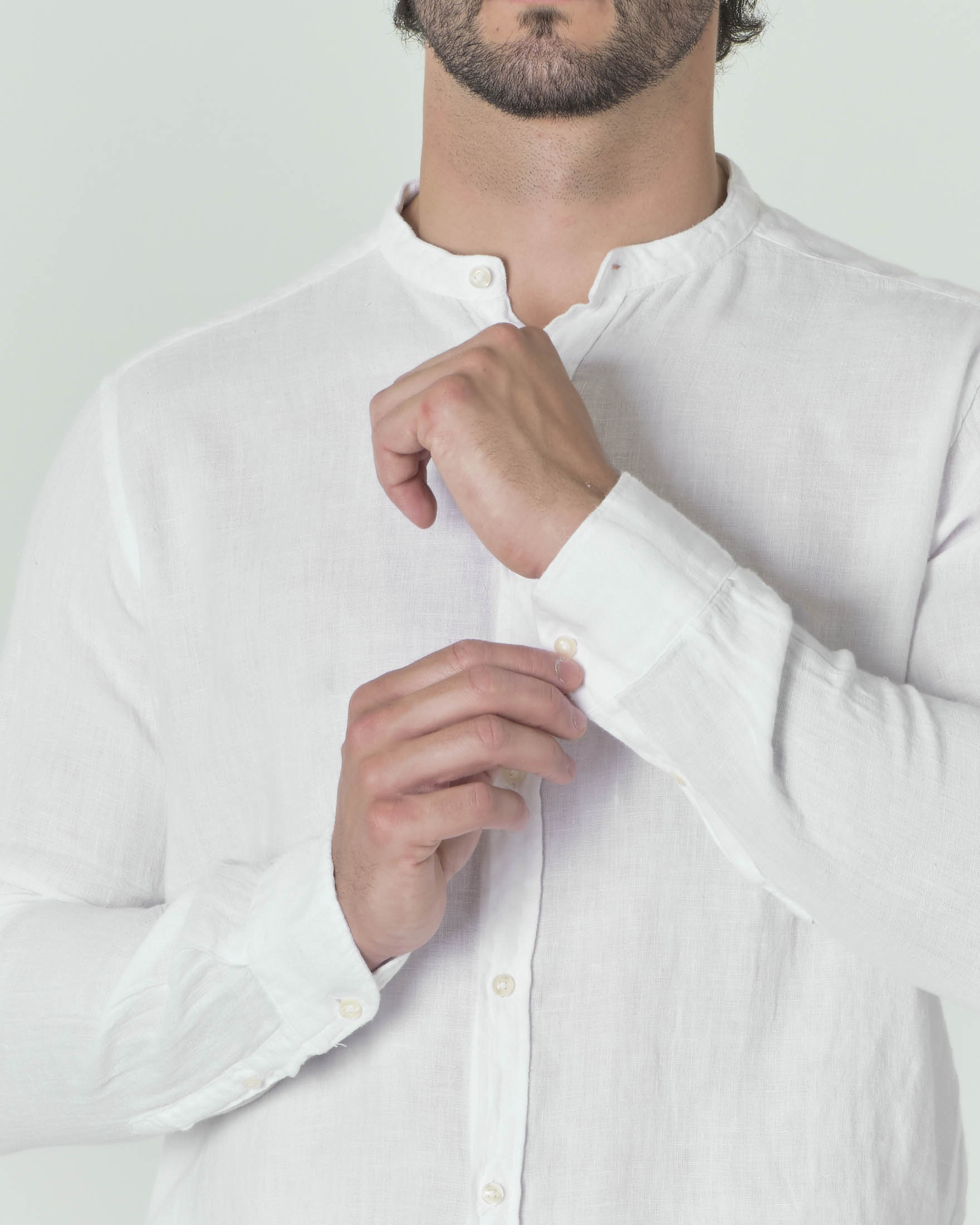 Camicia bianca in puro lino con collo a coreana image