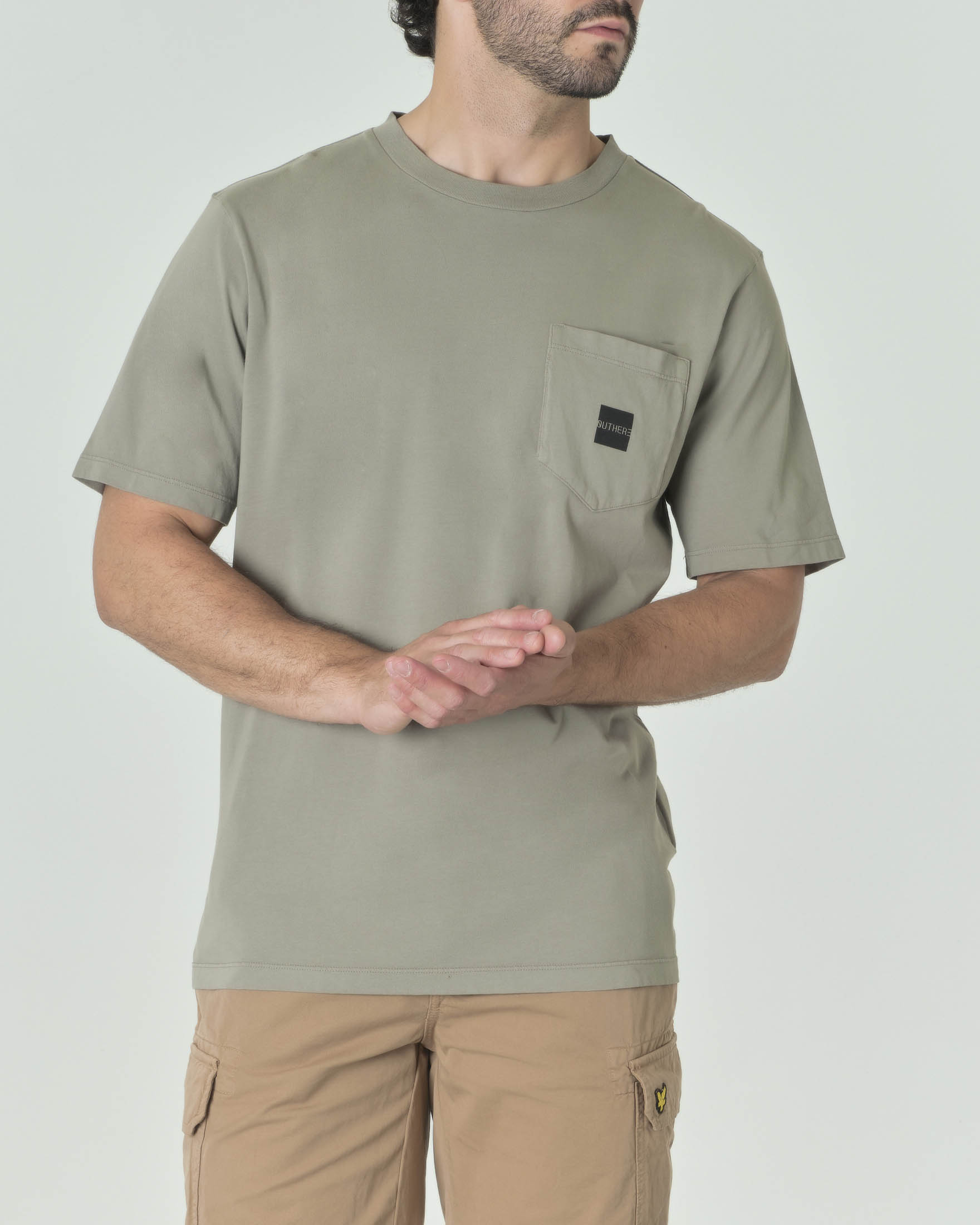T-shirt mezza manica verde militare in cotone stretch con taschino sul petto e scritta sul retro nera