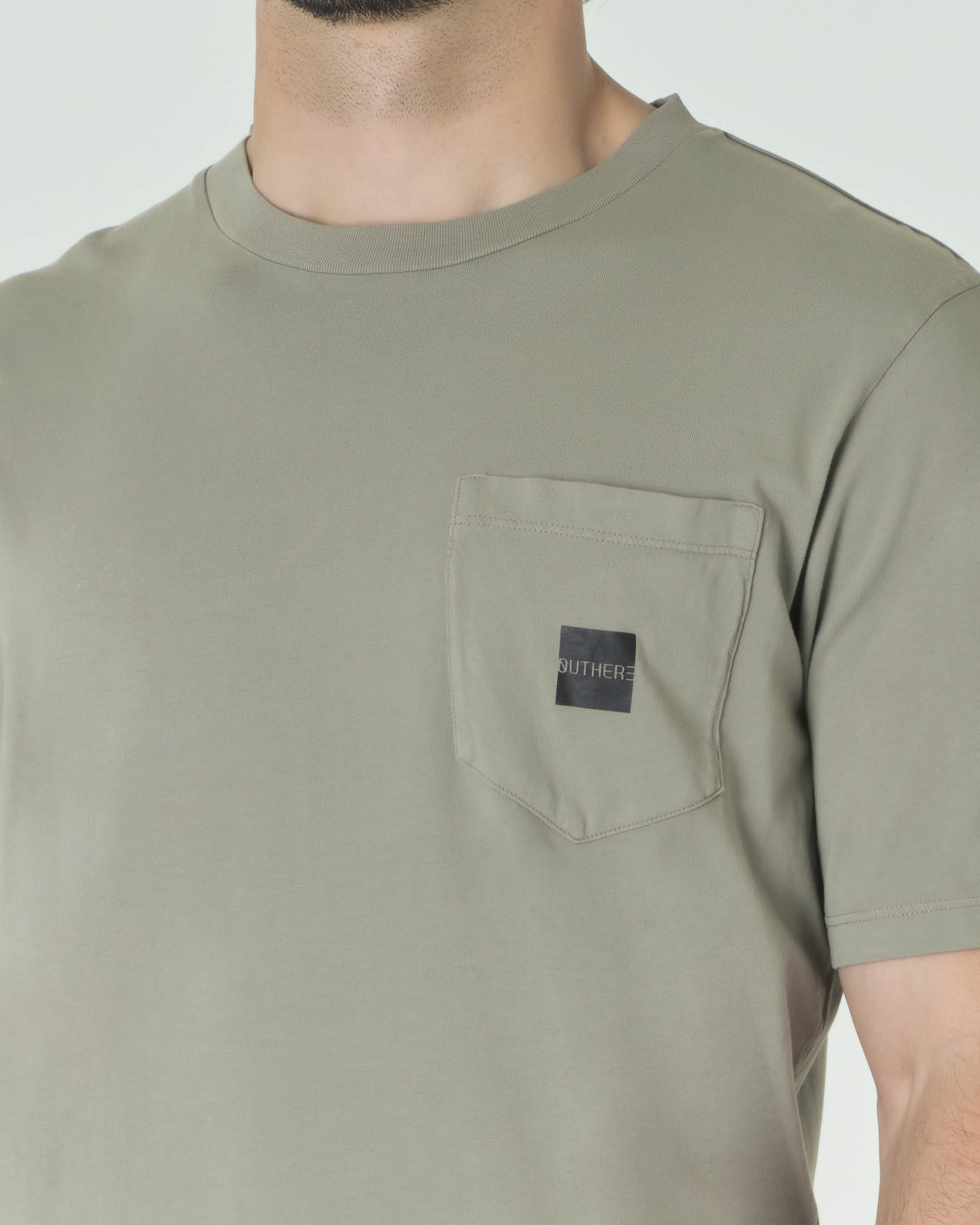 T-shirt mezza manica verde militare in cotone stretch con taschino sul petto e scritta sul retro nera image