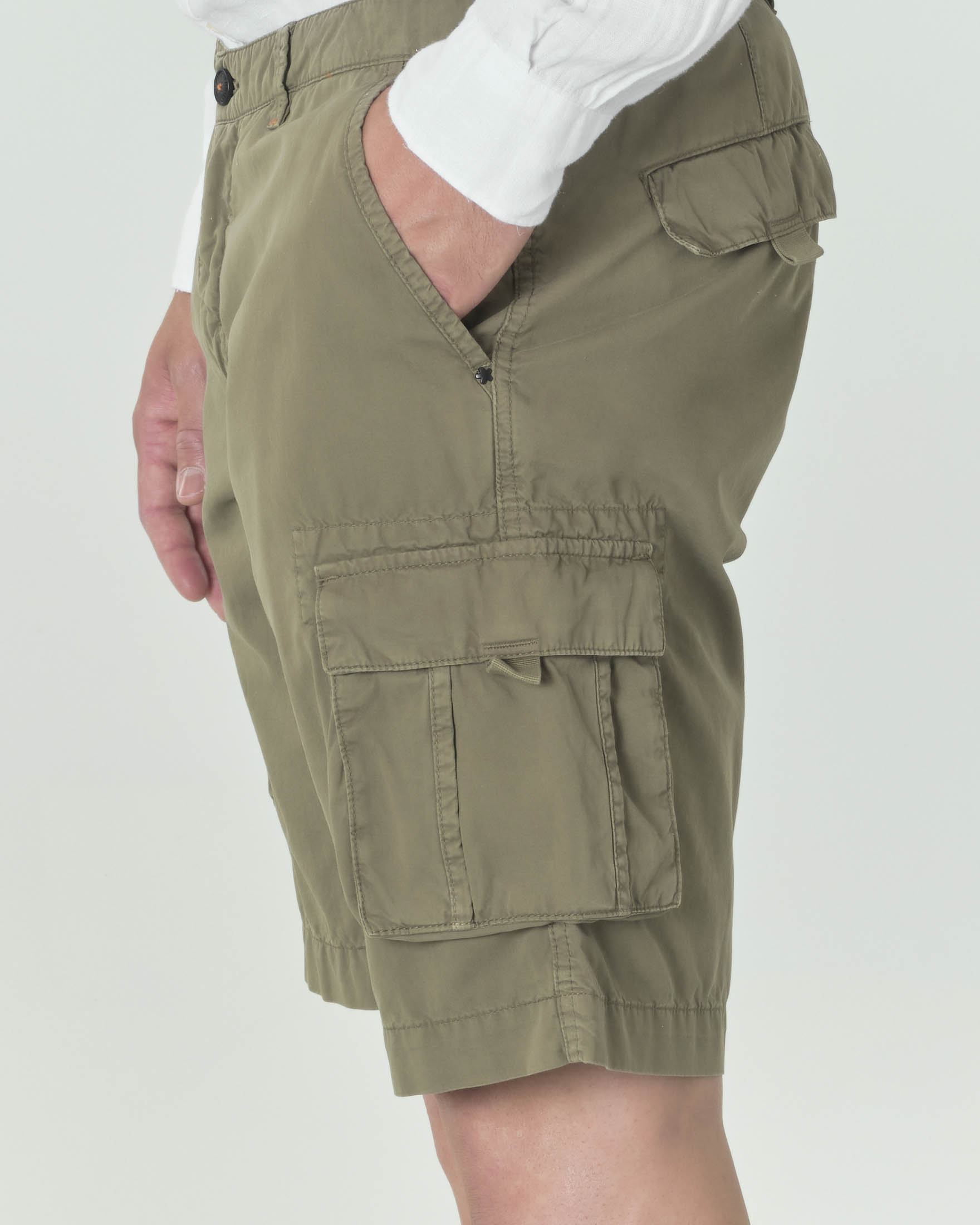 Bermuda cargo verde salvia in gabardina di cotone stretch image
