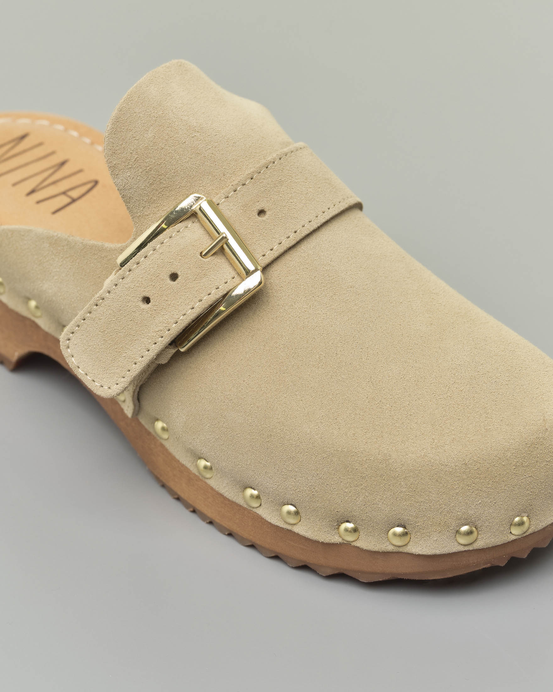 Zoccoli color sabbia con tomaia in suede tacco basso e cinturino laterale image