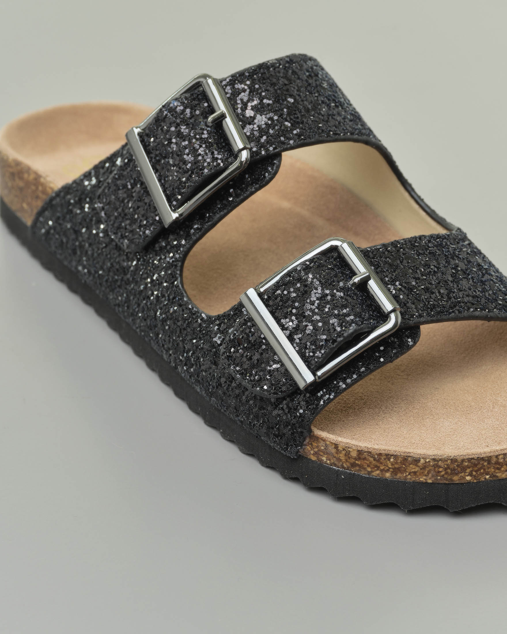 Sandalo con doppia fascetta nera glitterata e fibbie in metallo image