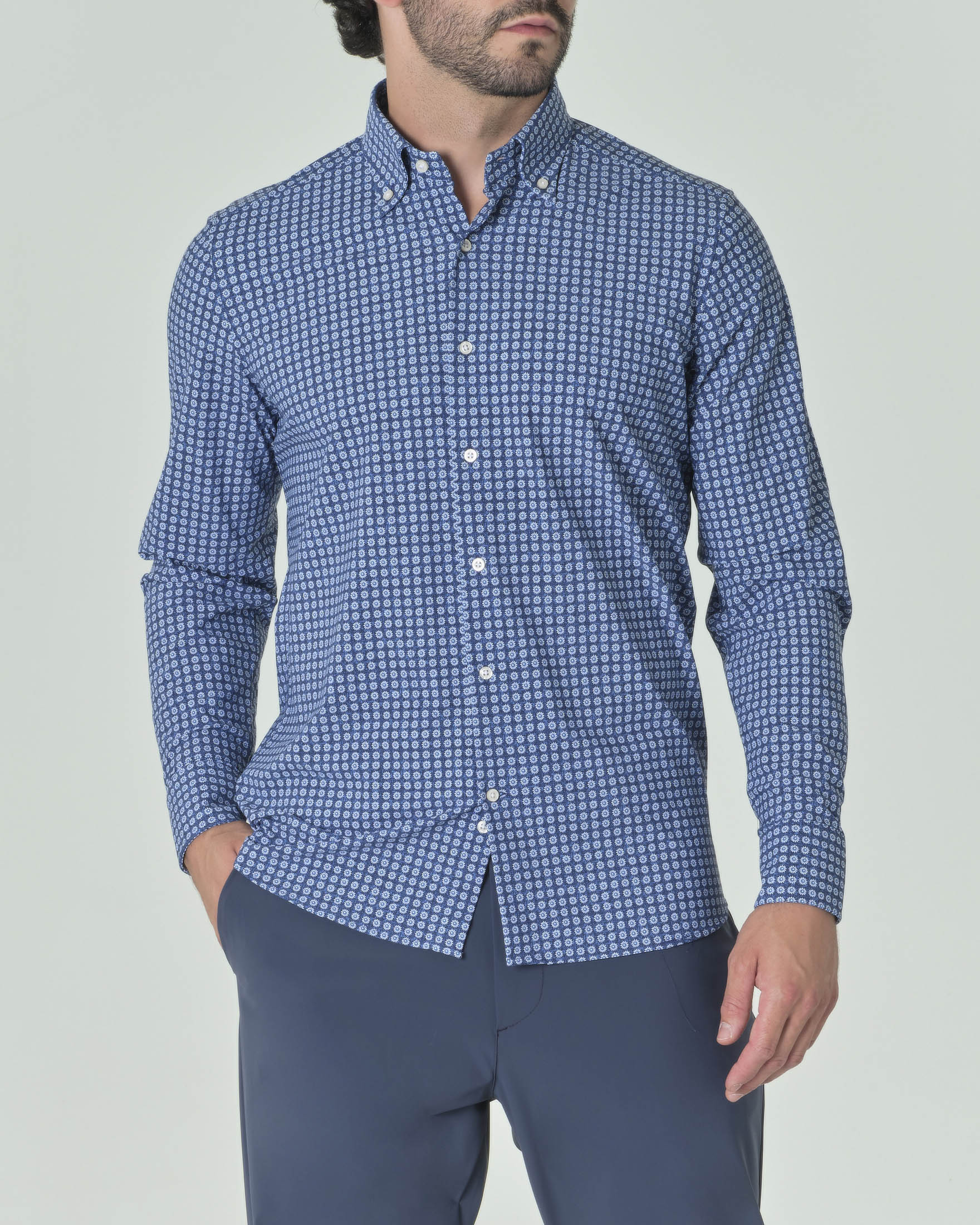 Camicia indaco in tessuto tecnico hyper comfort a fantasia geometrica floreale con collo button down