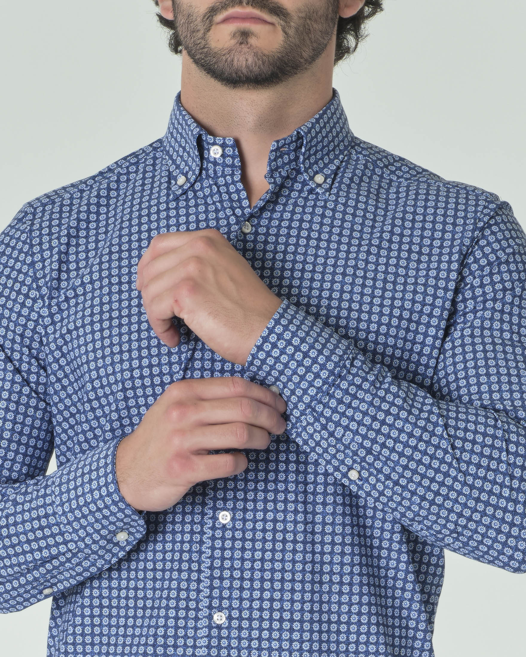 Camicia indaco in tessuto tecnico hyper comfort a fantasia geometrica floreale con collo button down image