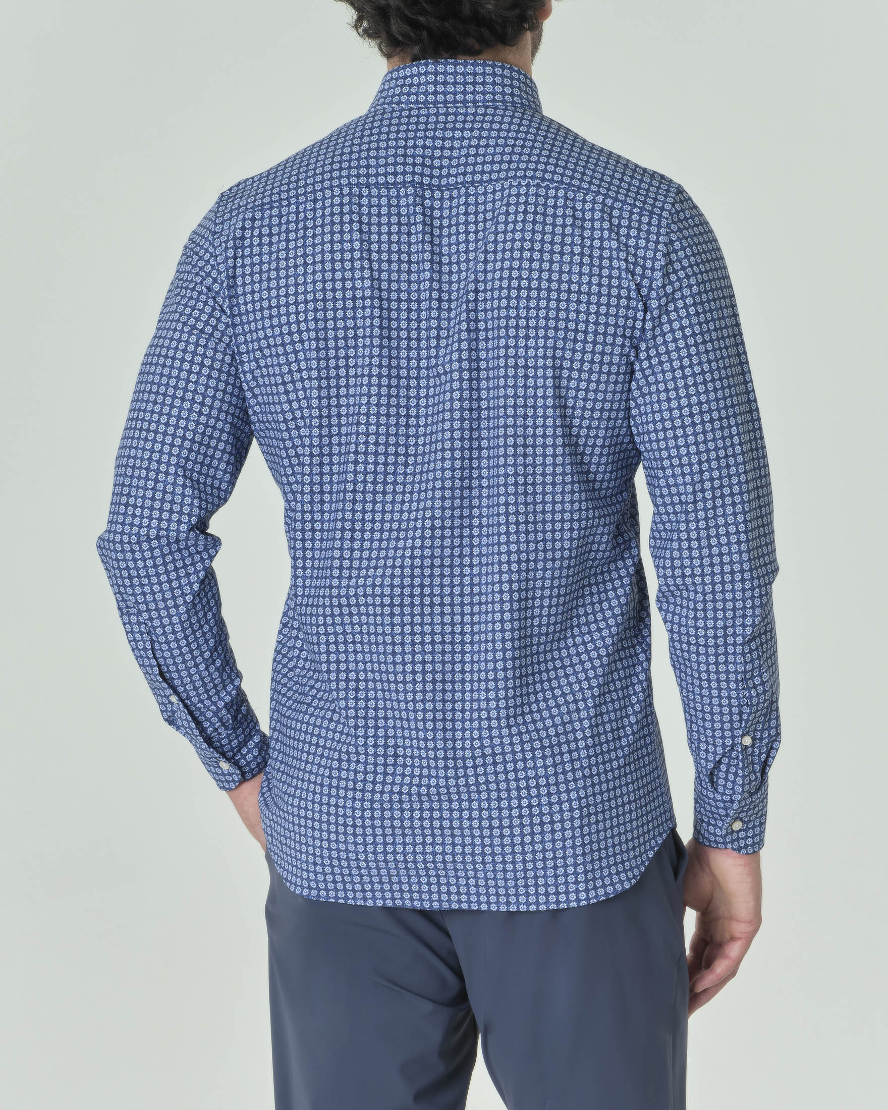 Camicia indaco in tessuto tecnico hyper comfort a fantasia geometrica floreale con collo button down