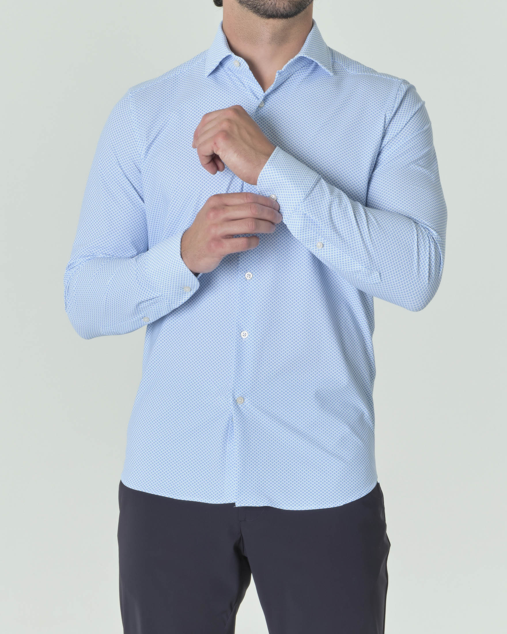 Camicia azzurra in tessuto tecnico hyper comfort con microfantasia a rombi image