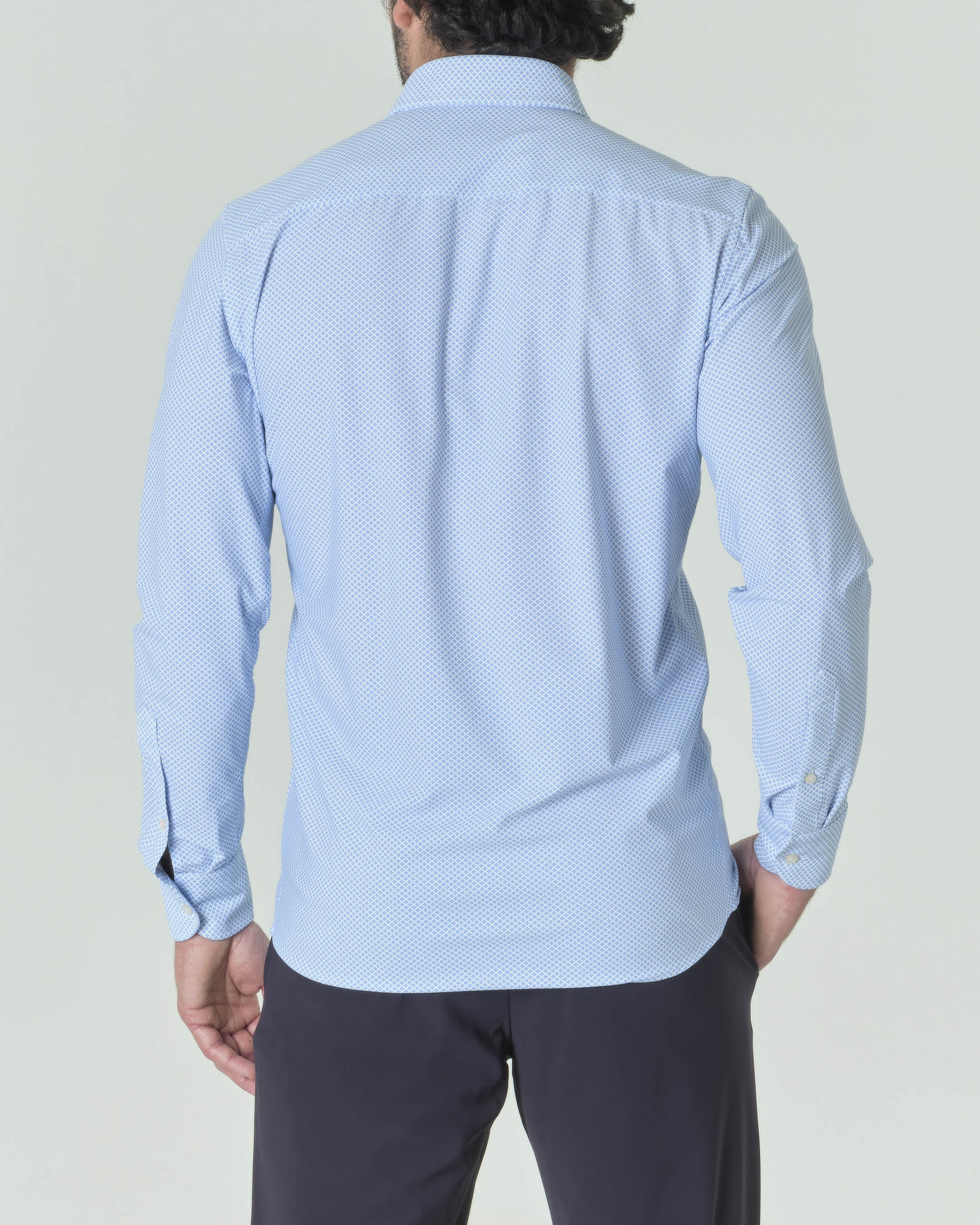 Camicia azzurra in tessuto tecnico hyper comfort con microfantasia a rombi