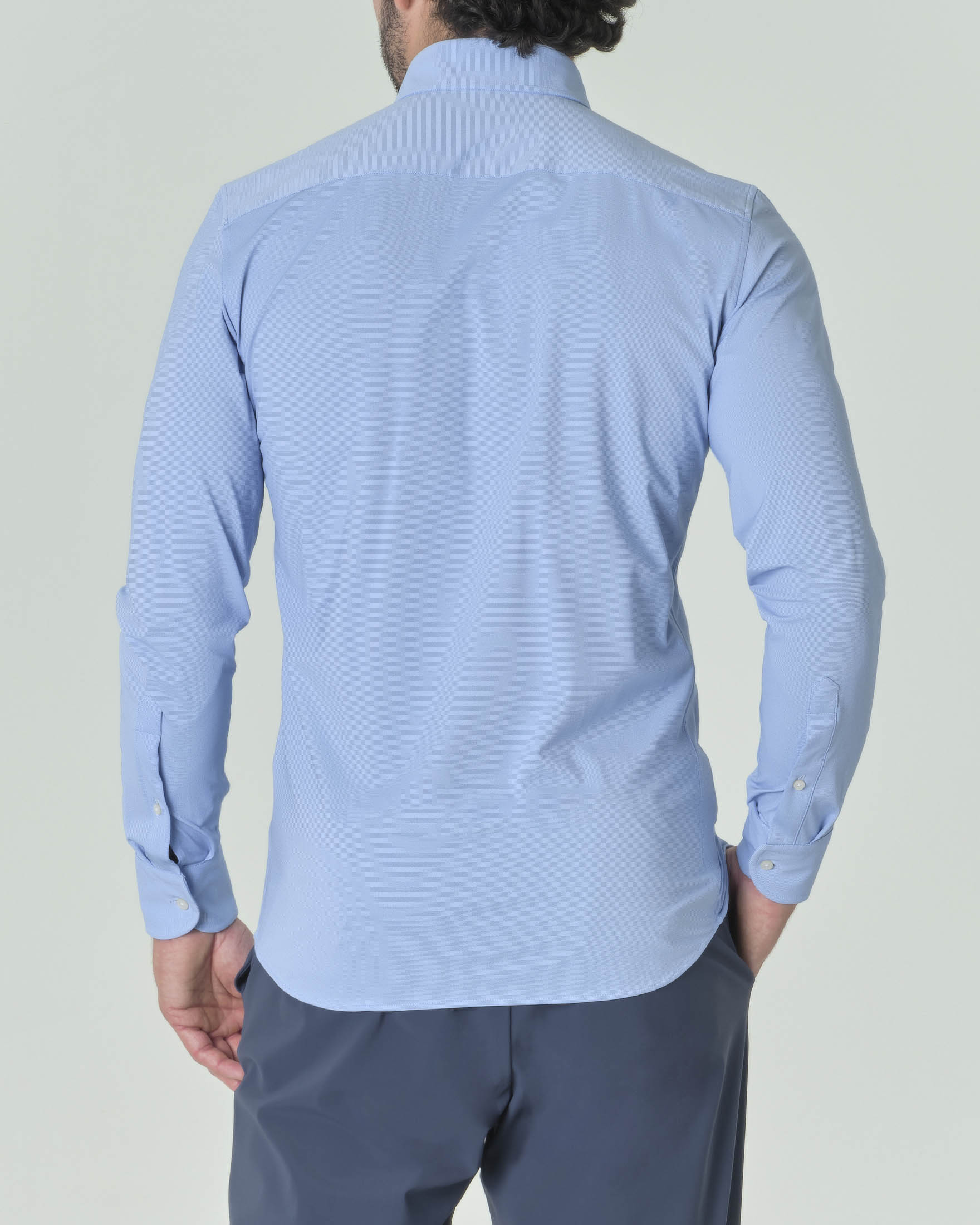 Camicia azzurra in tessuto tecnico hyper comfort simil popeline con collo button down