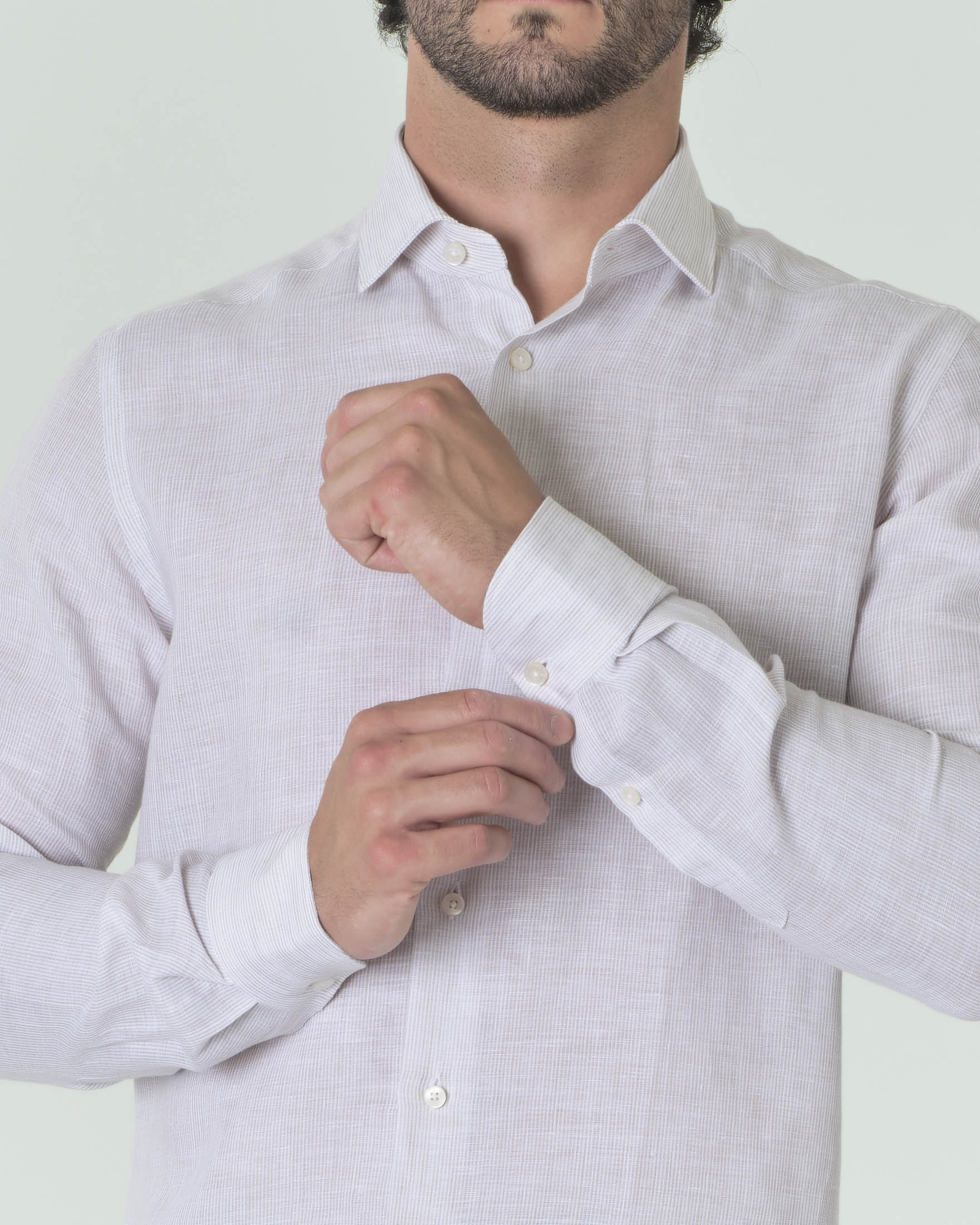 Camicia bastoncino bianca e beige in puro lino con colletto alla francese image