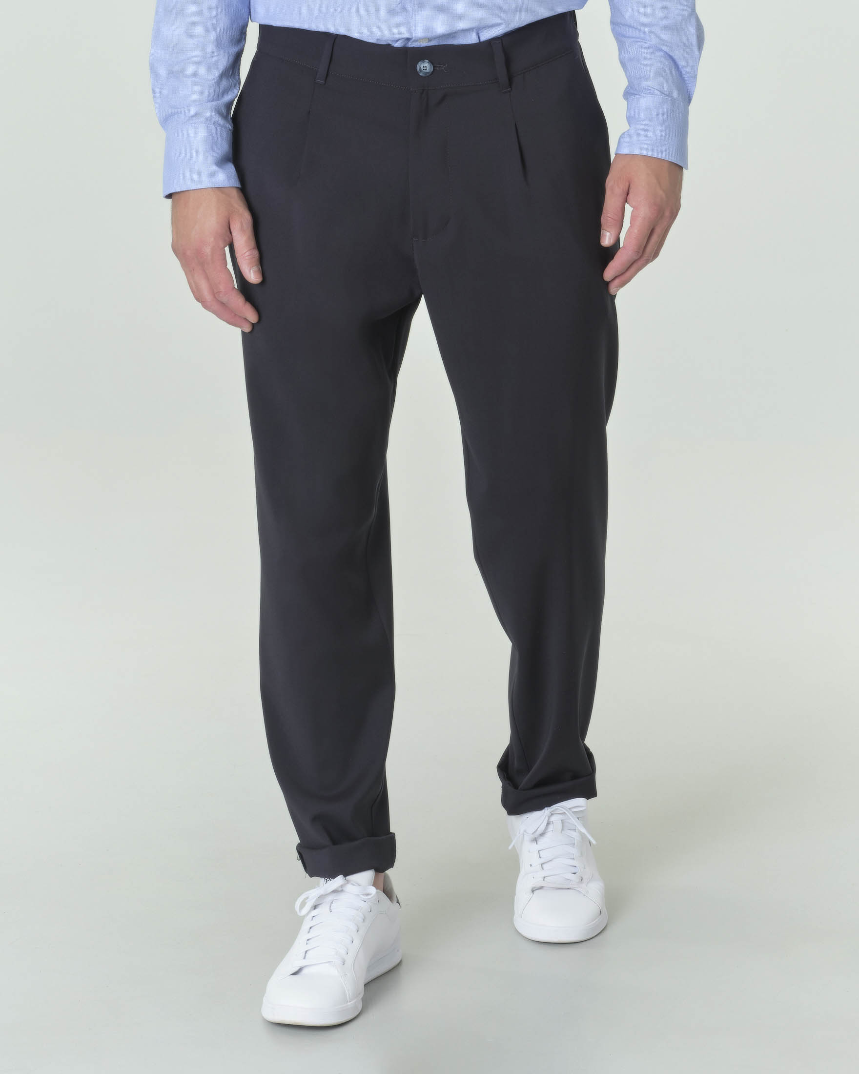 Pantaloni chino blu in tela di lana con pinces sul davanti ed elastico inserito in vita