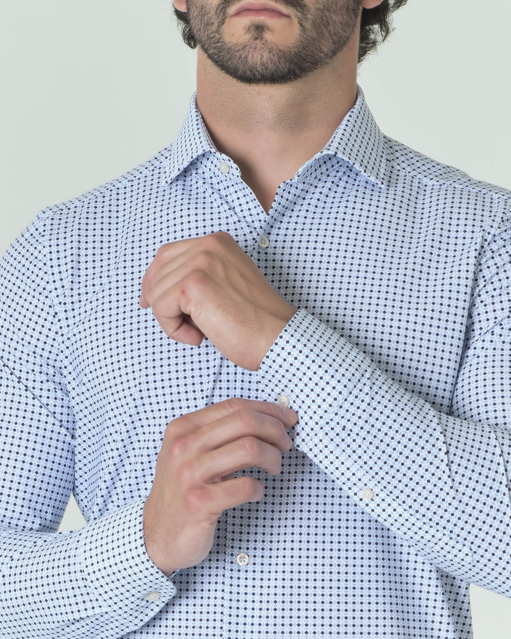 Camicia azzurra in tessuto tecnico hyper comfort a fantasia maiolica blu image