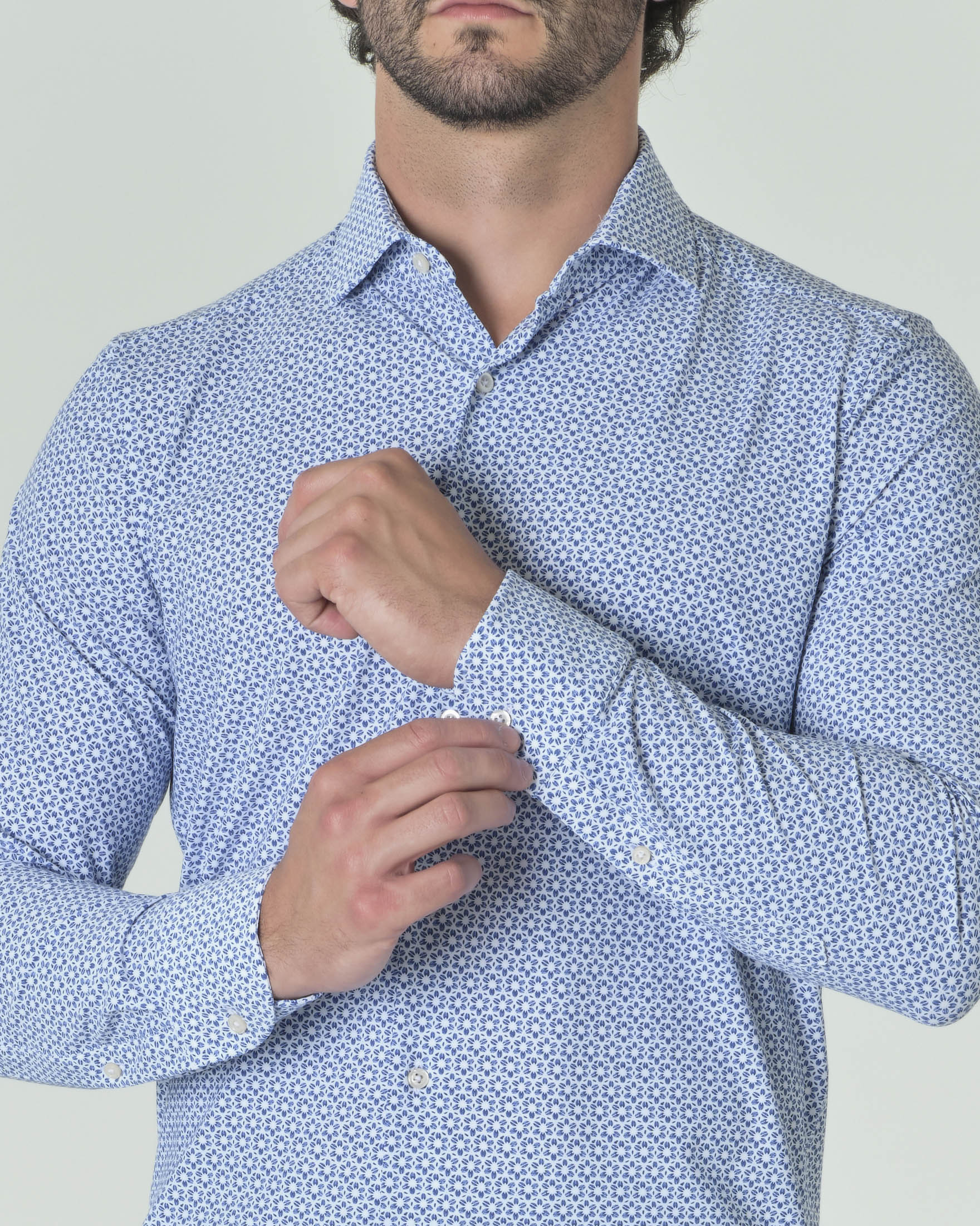 Camicia bianca in tessuto tecnico hyper comfort a fantasia floreale blu image