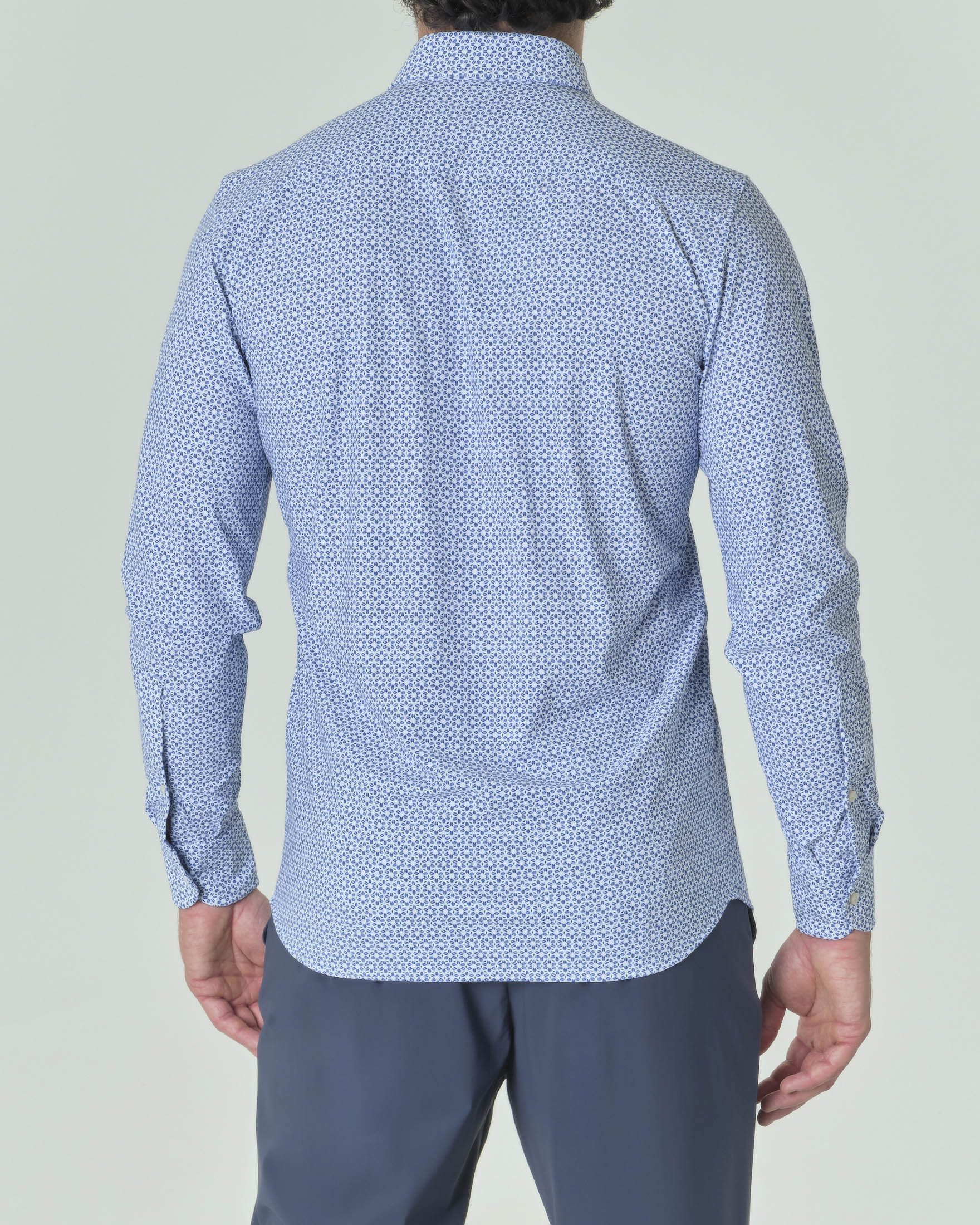 Camicia bianca in tessuto tecnico hyper comfort a fantasia floreale blu