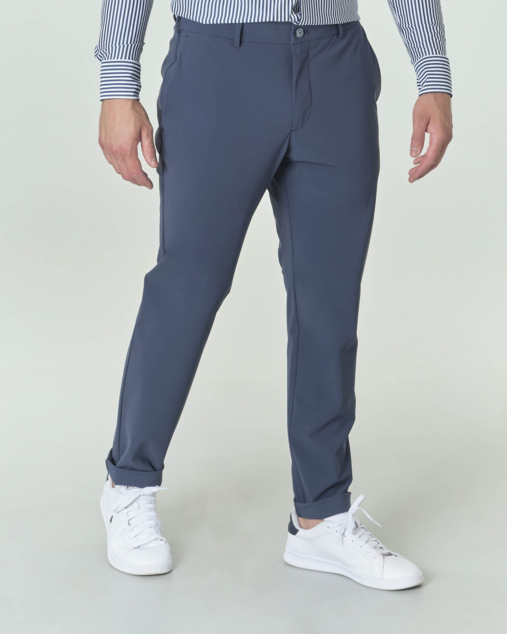 Pantaloni chino slim color indaco in tessuto tecnico stretch