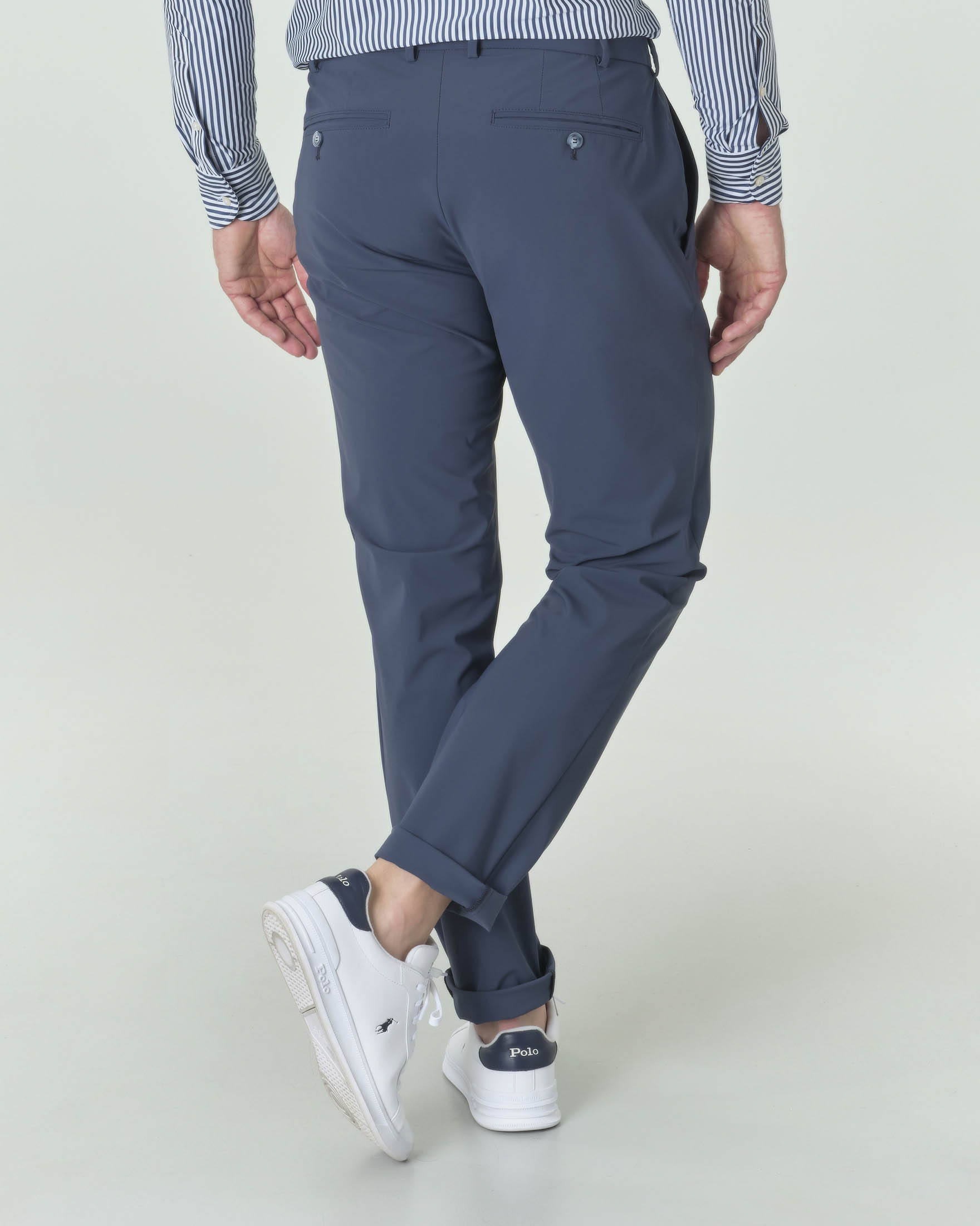 Pantaloni chino slim color indaco in tessuto tecnico stretch