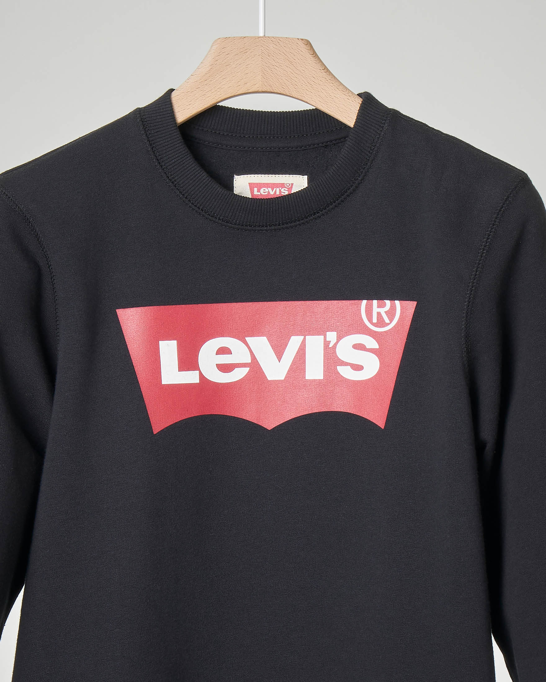 Felpa Levi's nera girocollo con logo batwing rosso  image