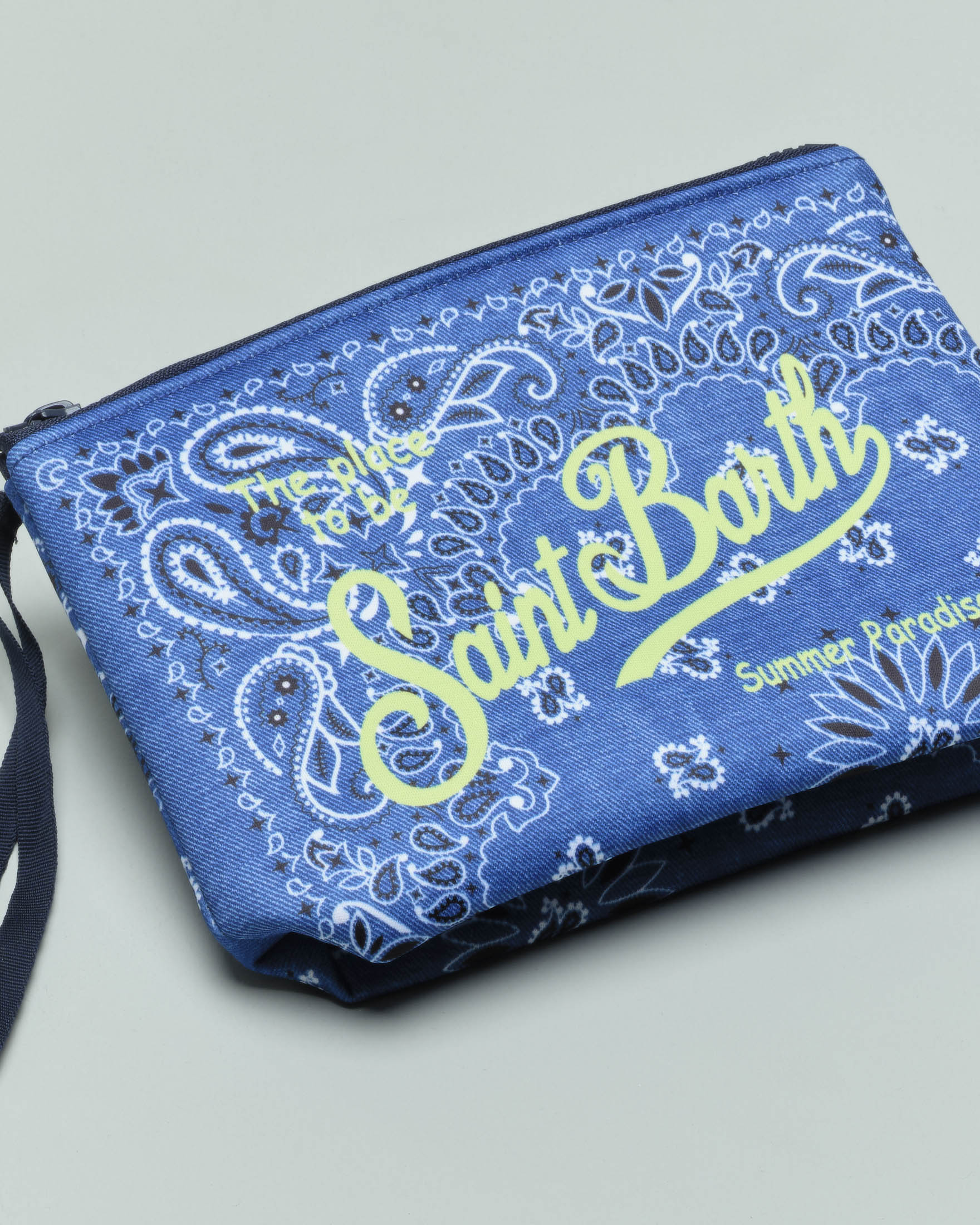 Pochette blu denim con stampa bandana e logo verde acido