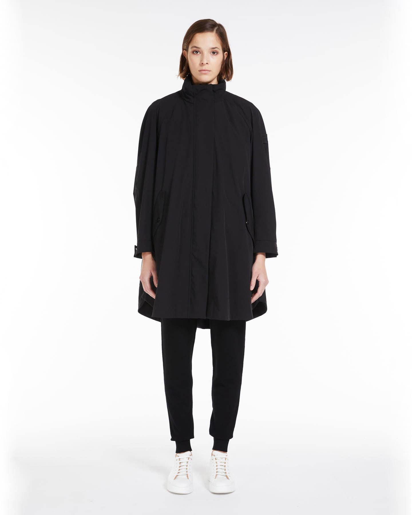 Parka nero impermeabile dalla linea svasata al fondo con colletto in piedi e gilet blu China estraibile