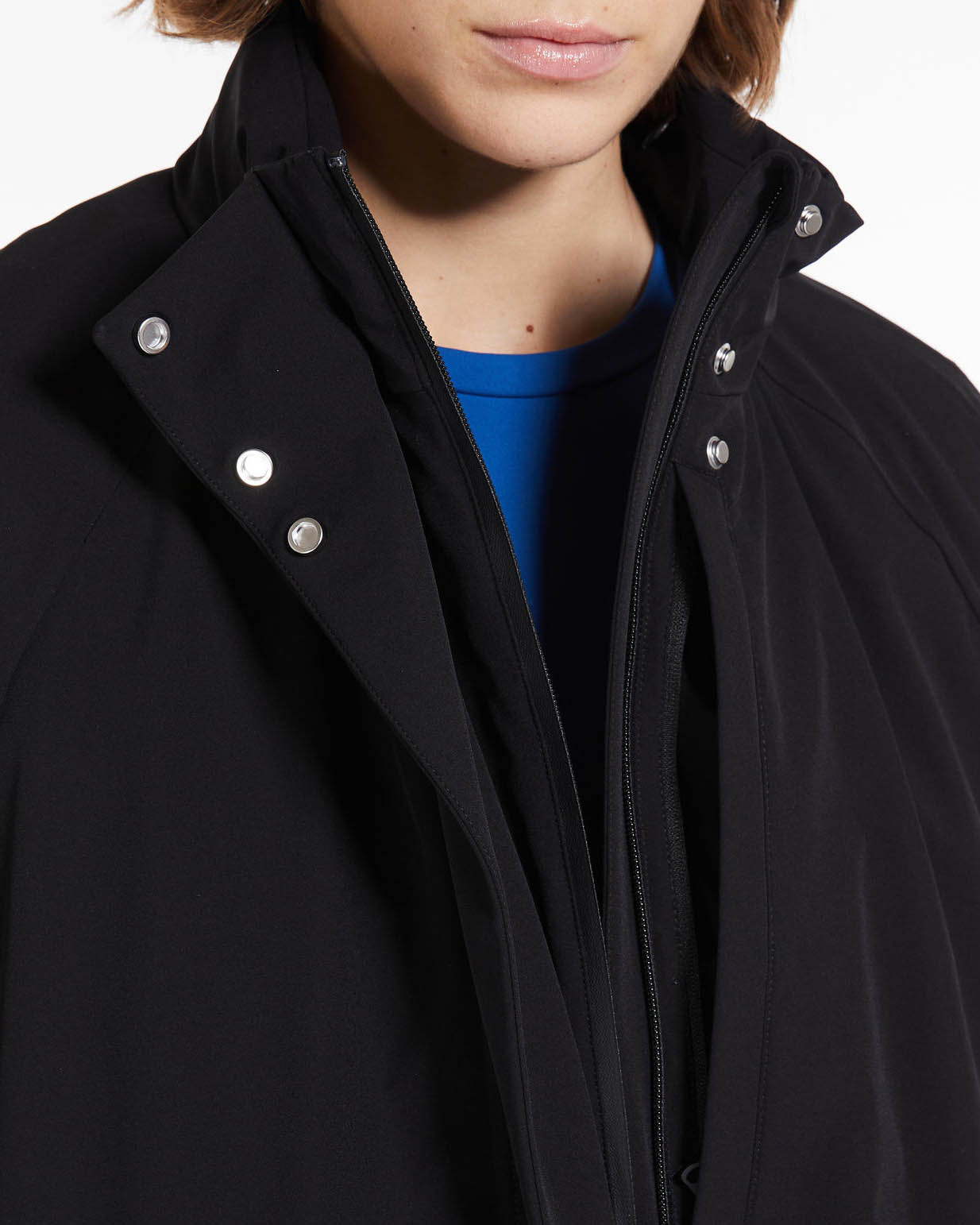 Parka nero impermeabile dalla linea svasata al fondo con colletto in piedi e gilet blu China estraibile image