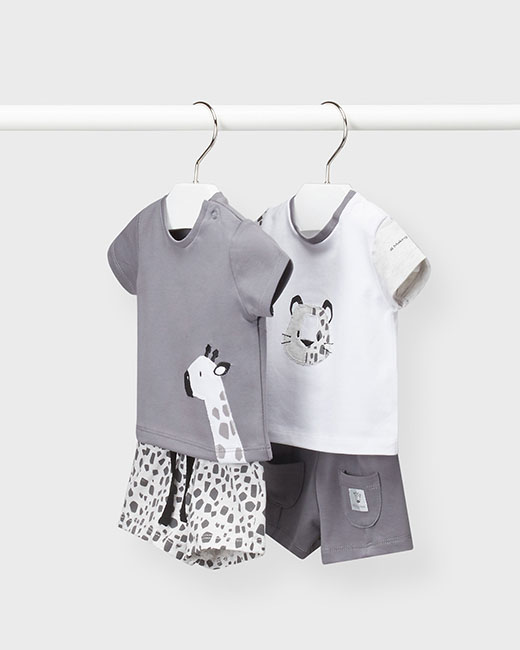 Completo composto da t-shirt con giraffa e bermuda animalier