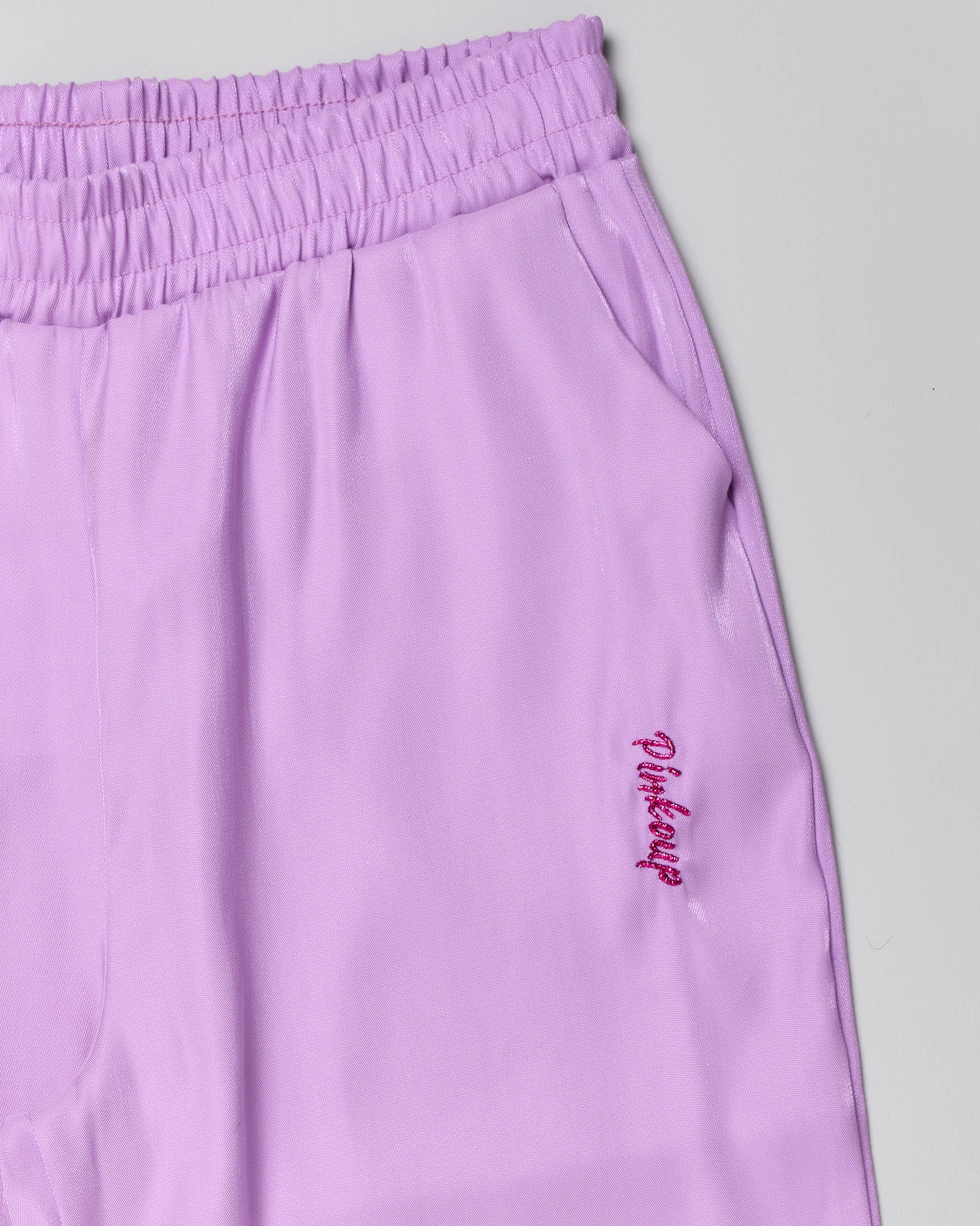 Pantalone palazzo lilla in viscosa effetto laminato con logo ricamato S-XL