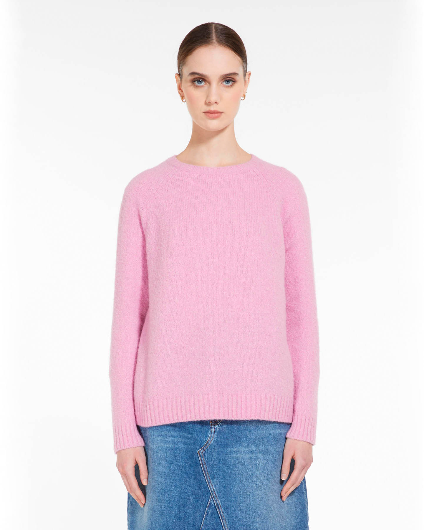 Maglia rosa in bouclè di misto alpaca con scollo tondo