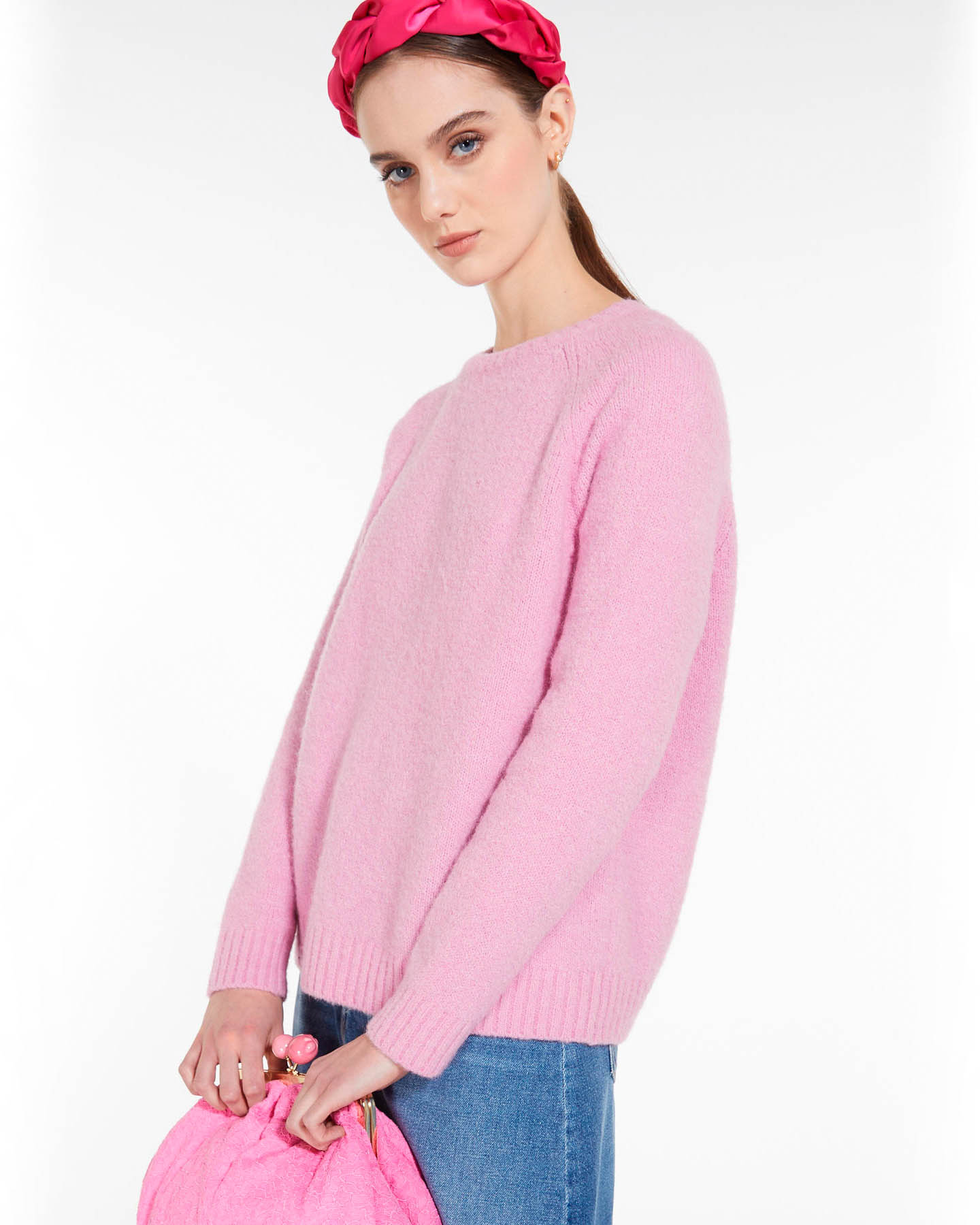 Maglia rosa in bouclè di misto alpaca con scollo tondo image