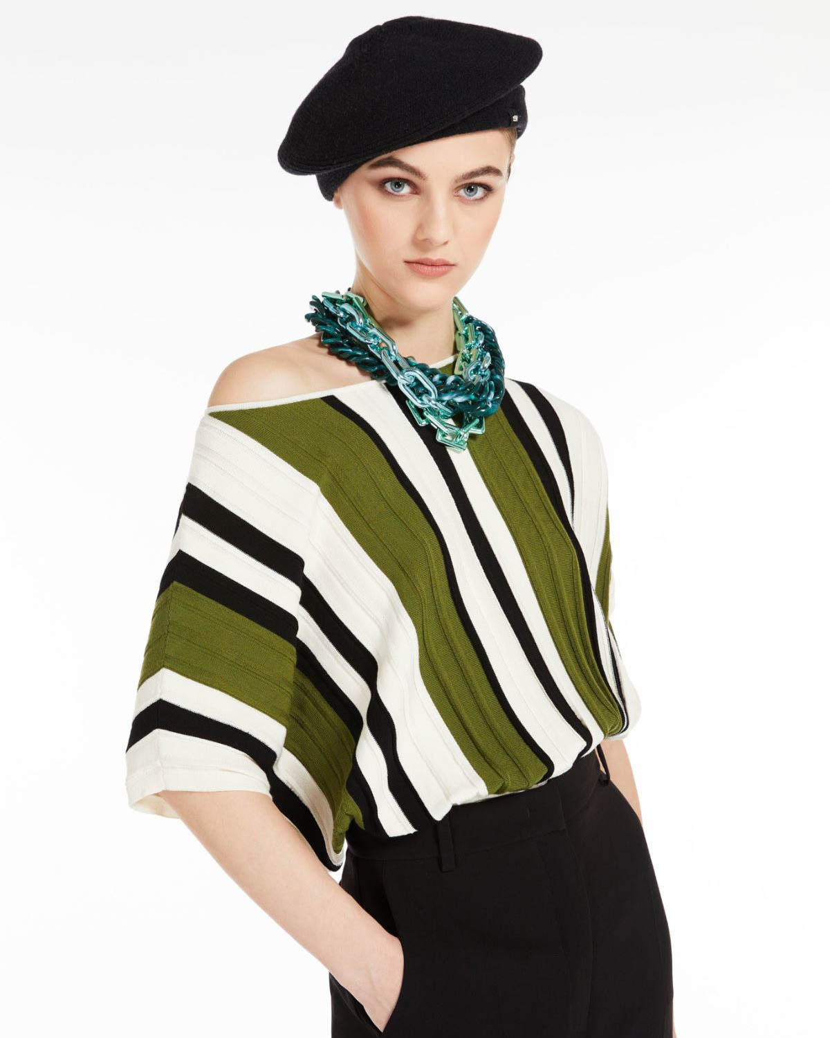 Maglia in misto viscosa a motivo a righe verde e bianche a coste con scollo a barchetta e maniche corte image