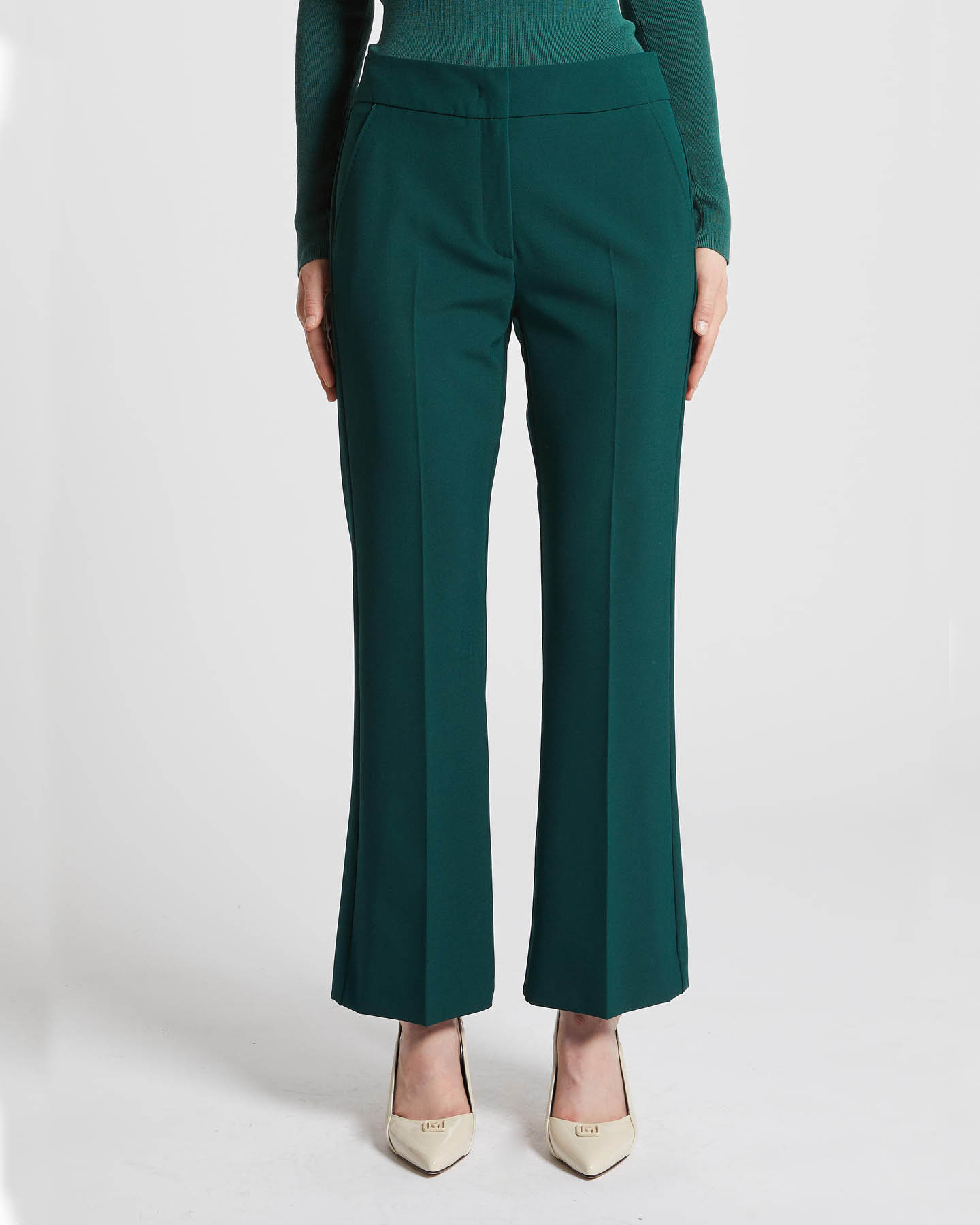 Pantaloni verde bottiglia a trombetta in viscosa stretch con piega stirata fronte e retro