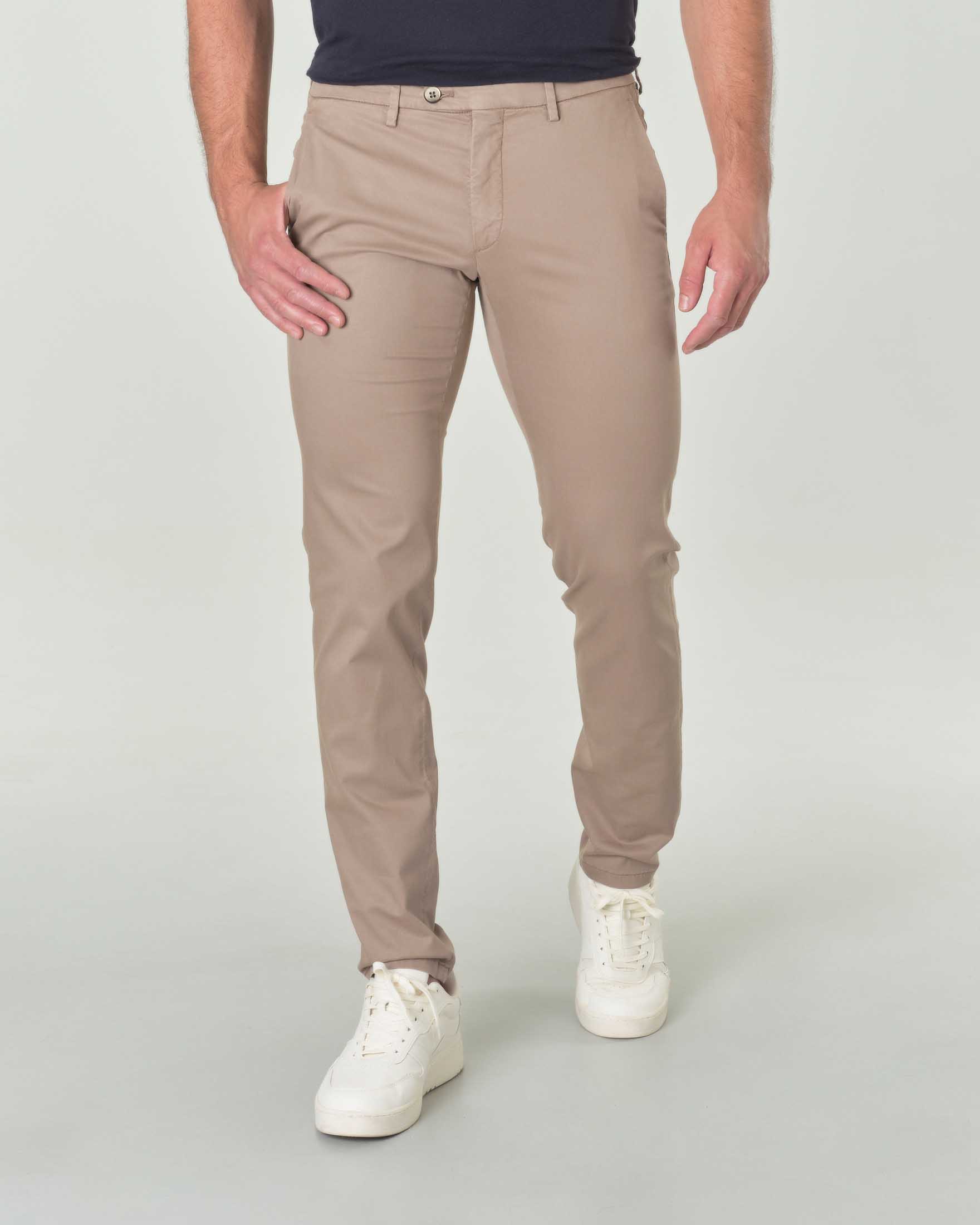 Pantaloni chino Brad color fango in twill di lyocell stretch