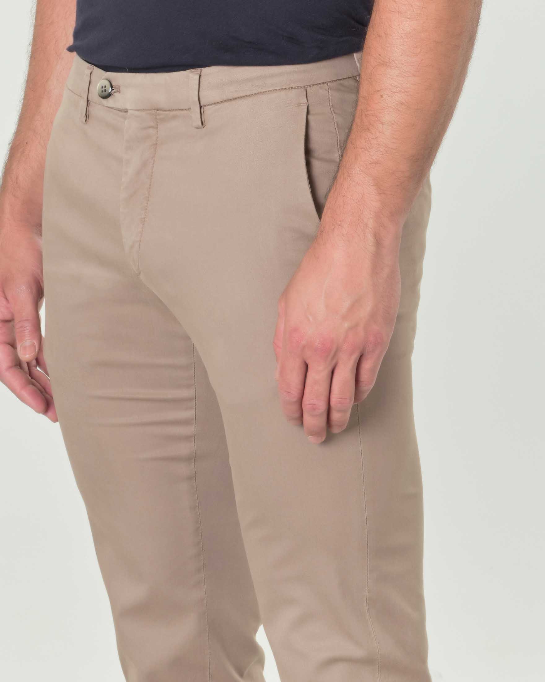 Pantaloni chino Brad color fango in twill di lyocell stretch image