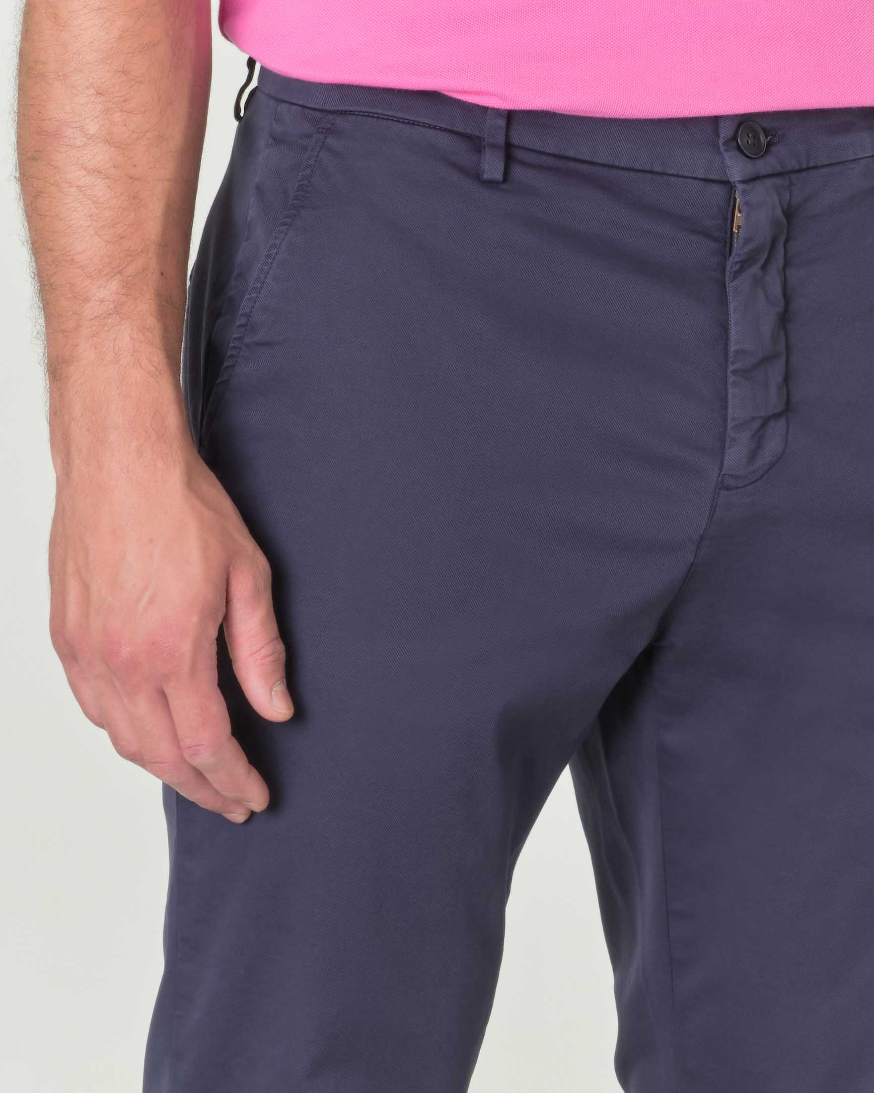 Pantalone chino Osaka blu in tricotina di cotone stretch carrot-fit
