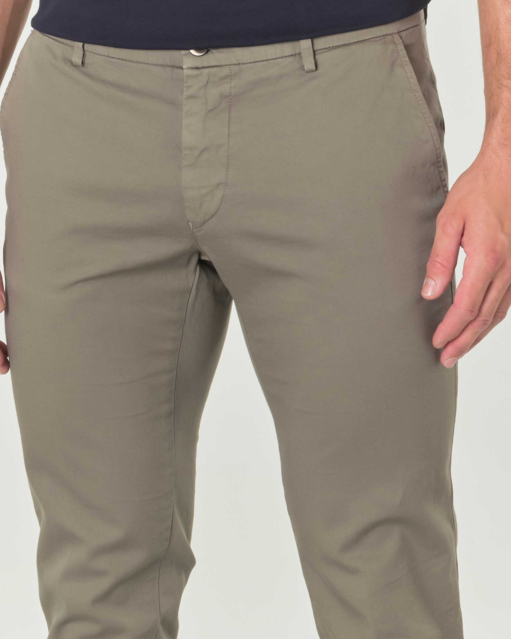 Pantalone chino Levanto verde militare in broken twill di cotone stretch