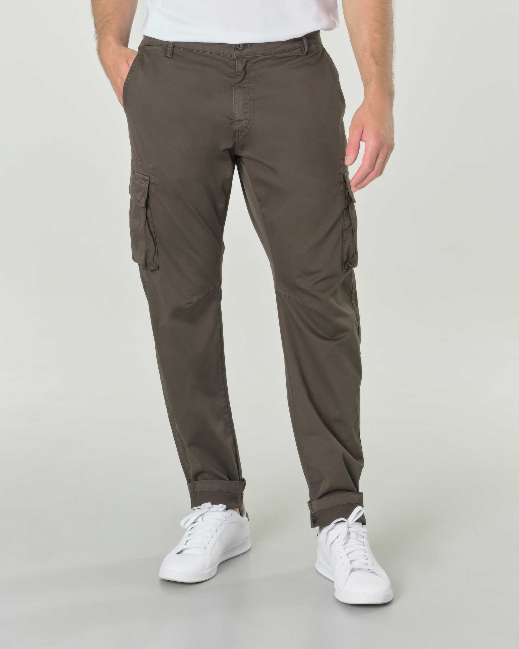 Pantalone cargo color fango in gabardina di cotone stretch