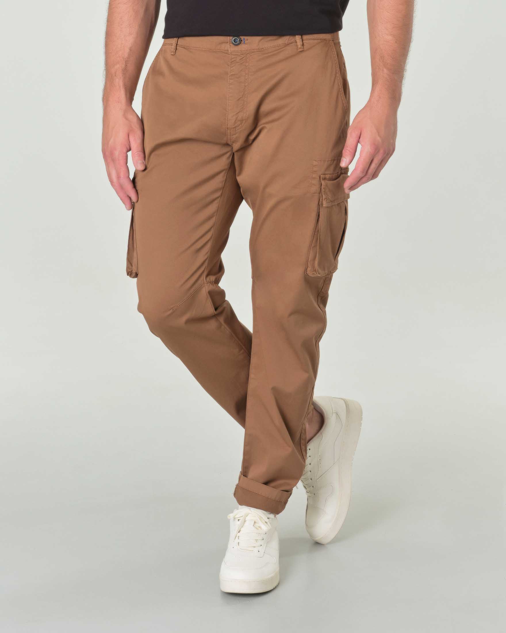 Pantalone cargo color caramello in gabardina di cotone stretch