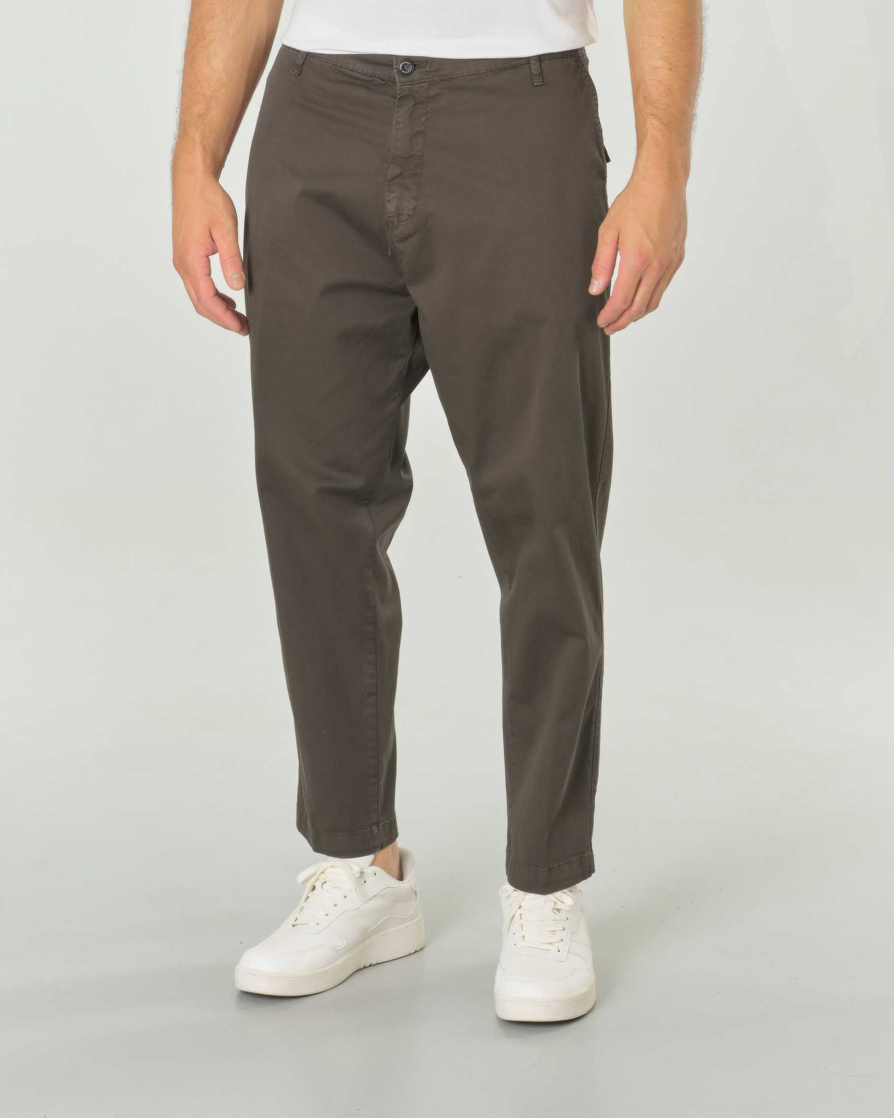 Pantalone verde militare in gabardina di cotone stretch con tasche applicate con patta sul retro
