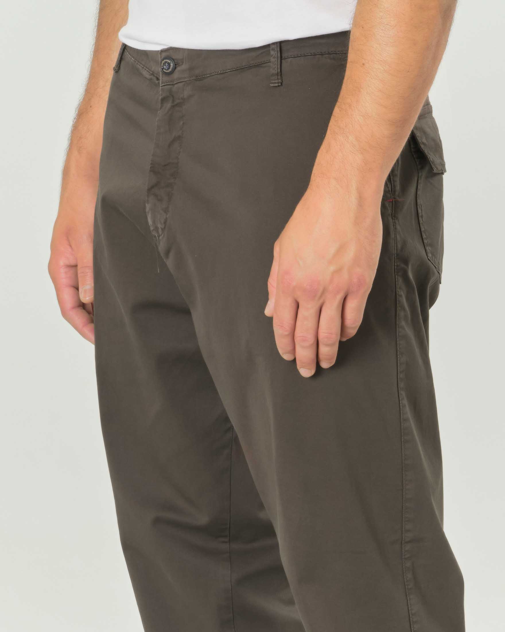 Pantalone verde militare in gabardina di cotone stretch con tasche applicate con patta sul retro image