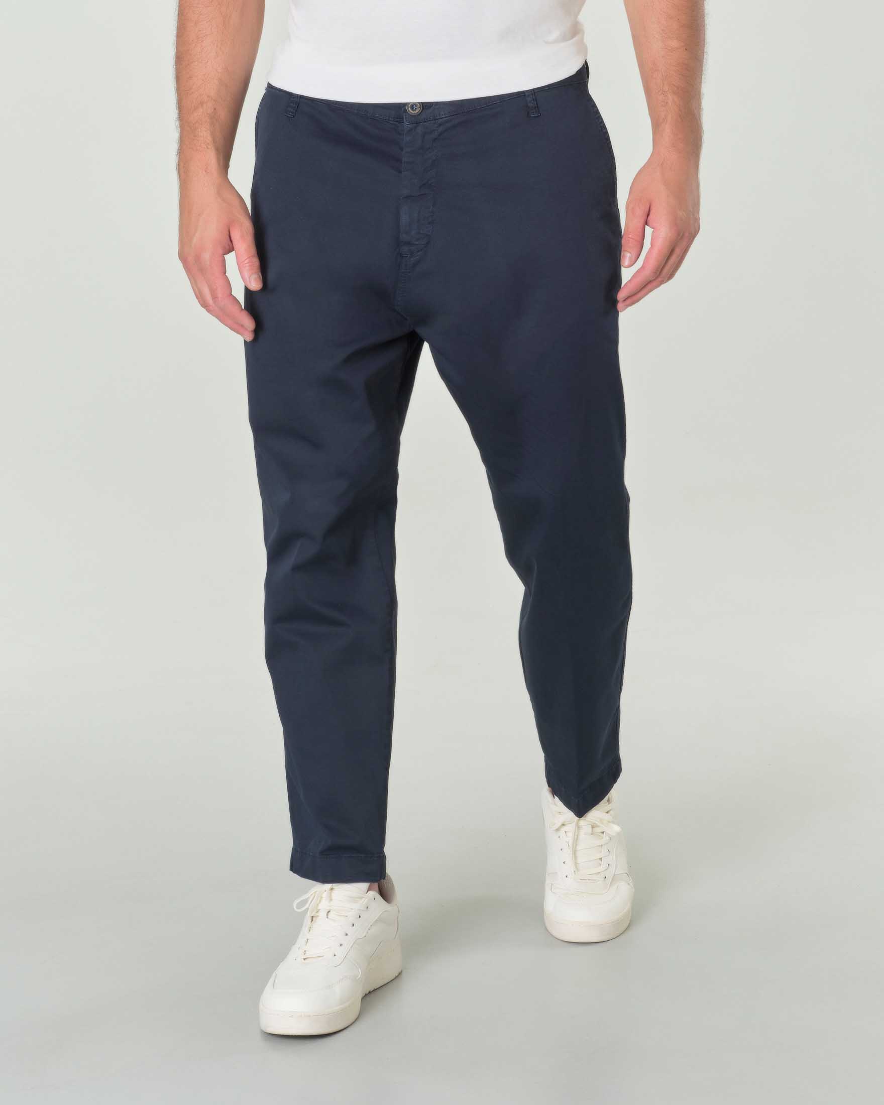 Pantalone blu navy in gabardina di cotone stretch con tasche applicate con patta sul retro