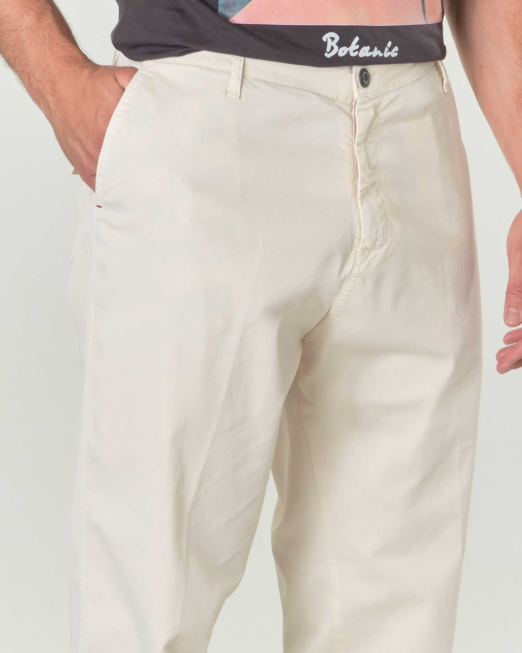 Pantalone color ecrù in gabardina di cotone stretch con tasche applicate con patta sul retro image