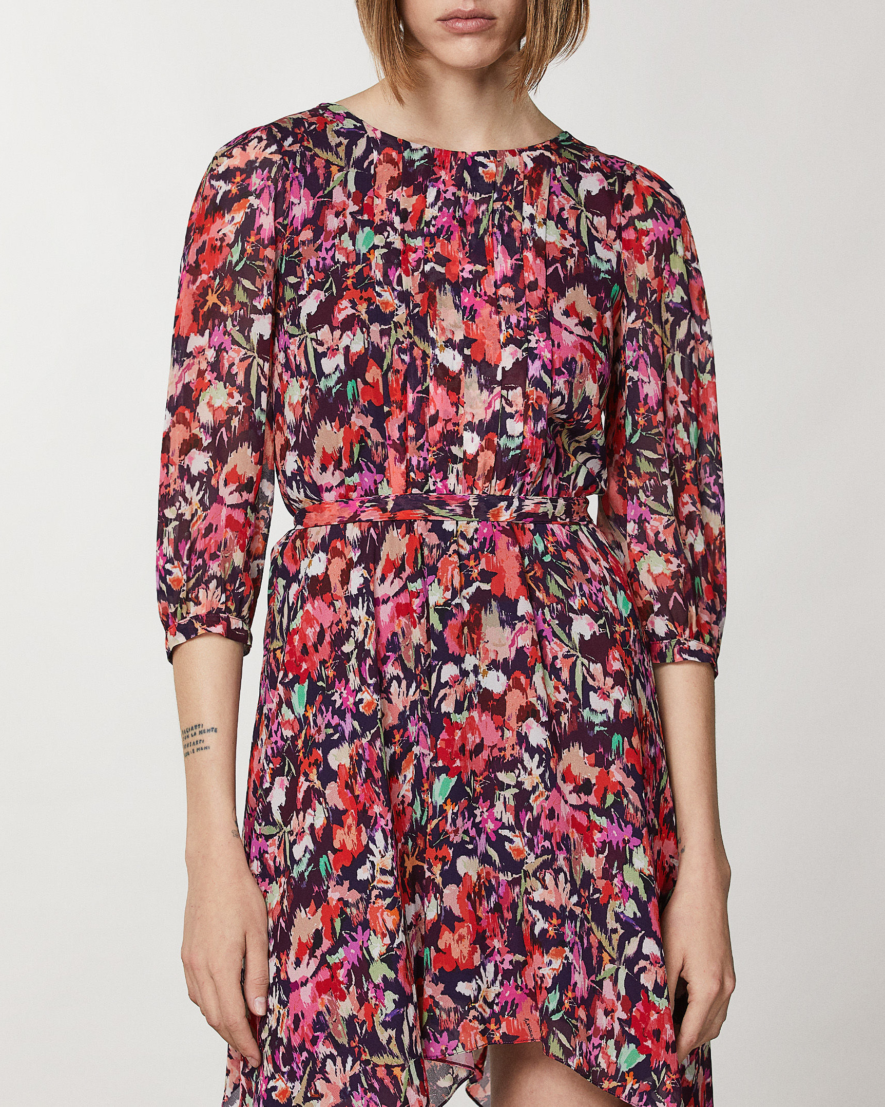 Abito corto in viscosa a fantasia multifloreale con fondo asimmetrico e schiena scoperta image