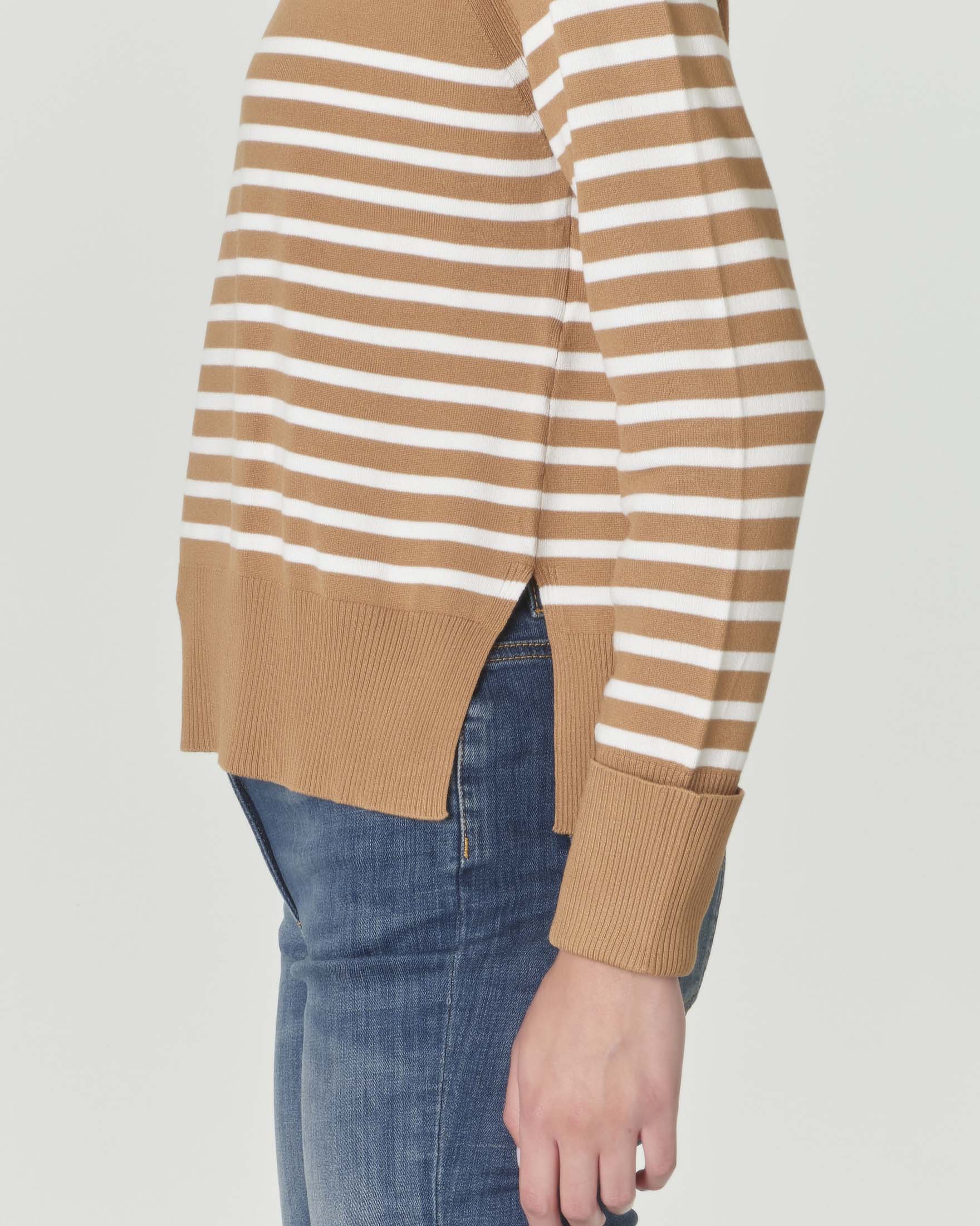 Maglia color cammello a righe bianche in misto viscosa dalla linea dritta con spacchi laterali al fondo image