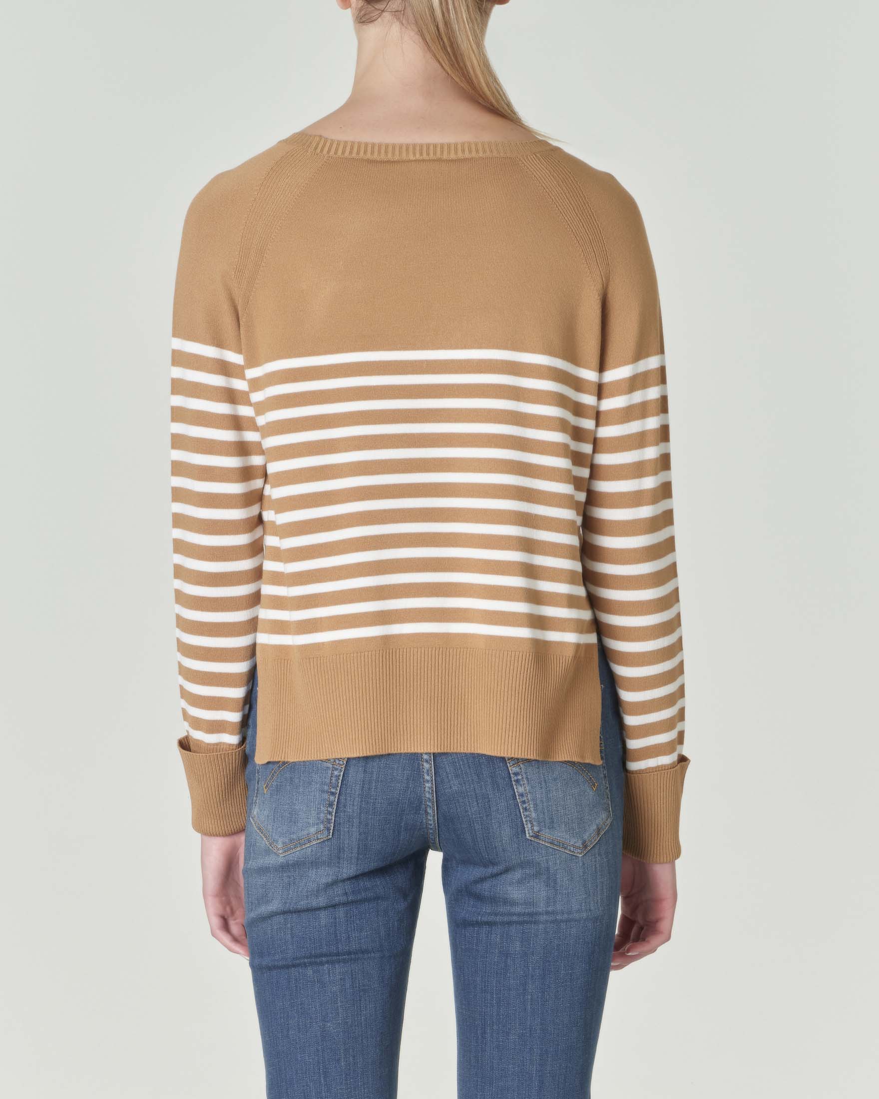Maglia color cammello a righe bianche in misto viscosa dalla linea dritta con spacchi laterali al fondo